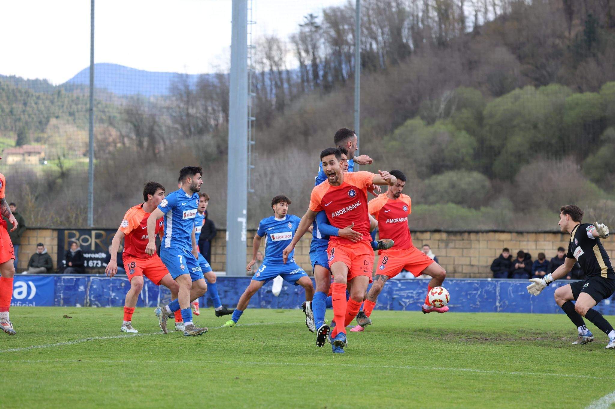 El moment en què Morán ha anotat el gol de l'Andorra, amb Trigueros reclamant una falta dins l'àrea.