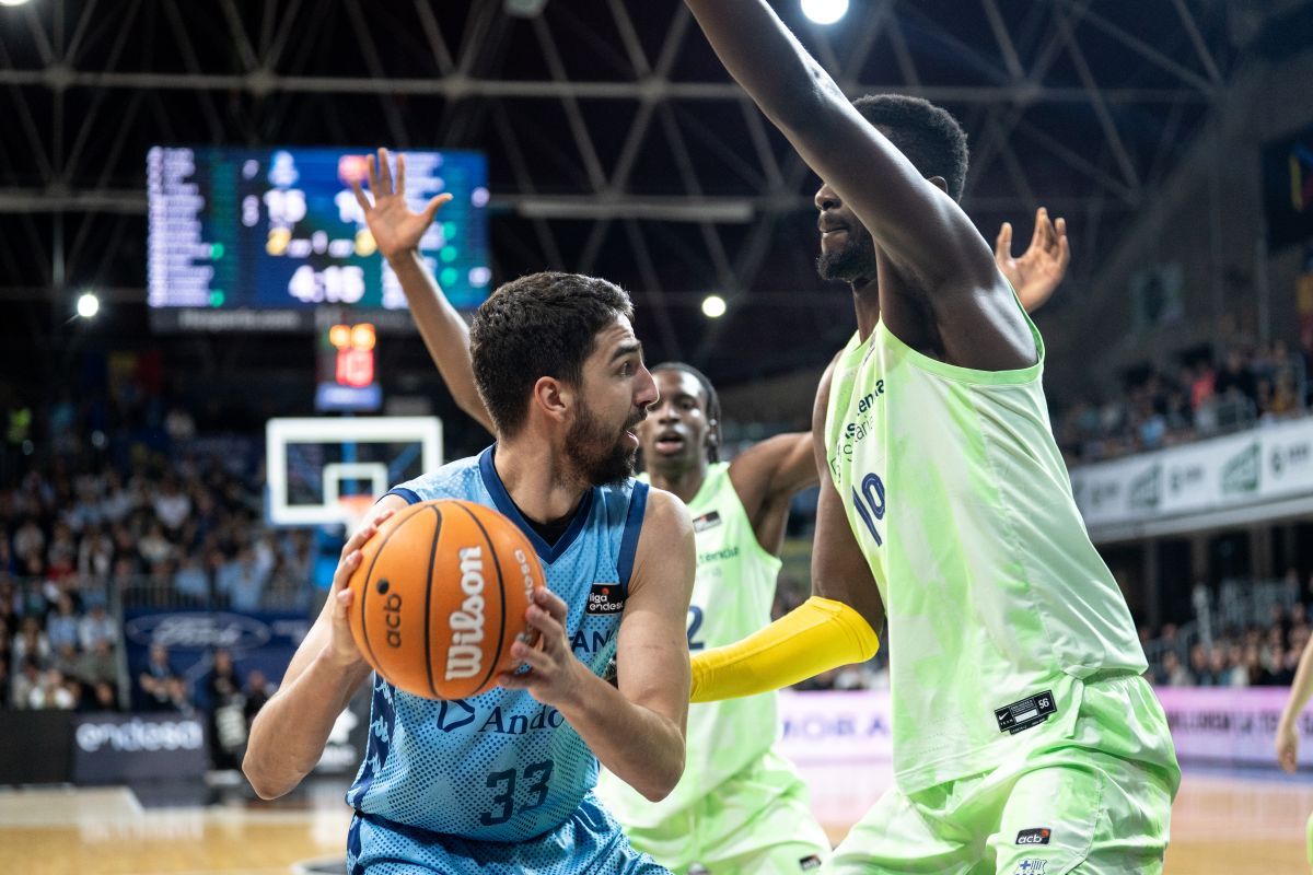 Nikos Chougkaz, davant l'oposició dels visitants Metu i Sarr.
