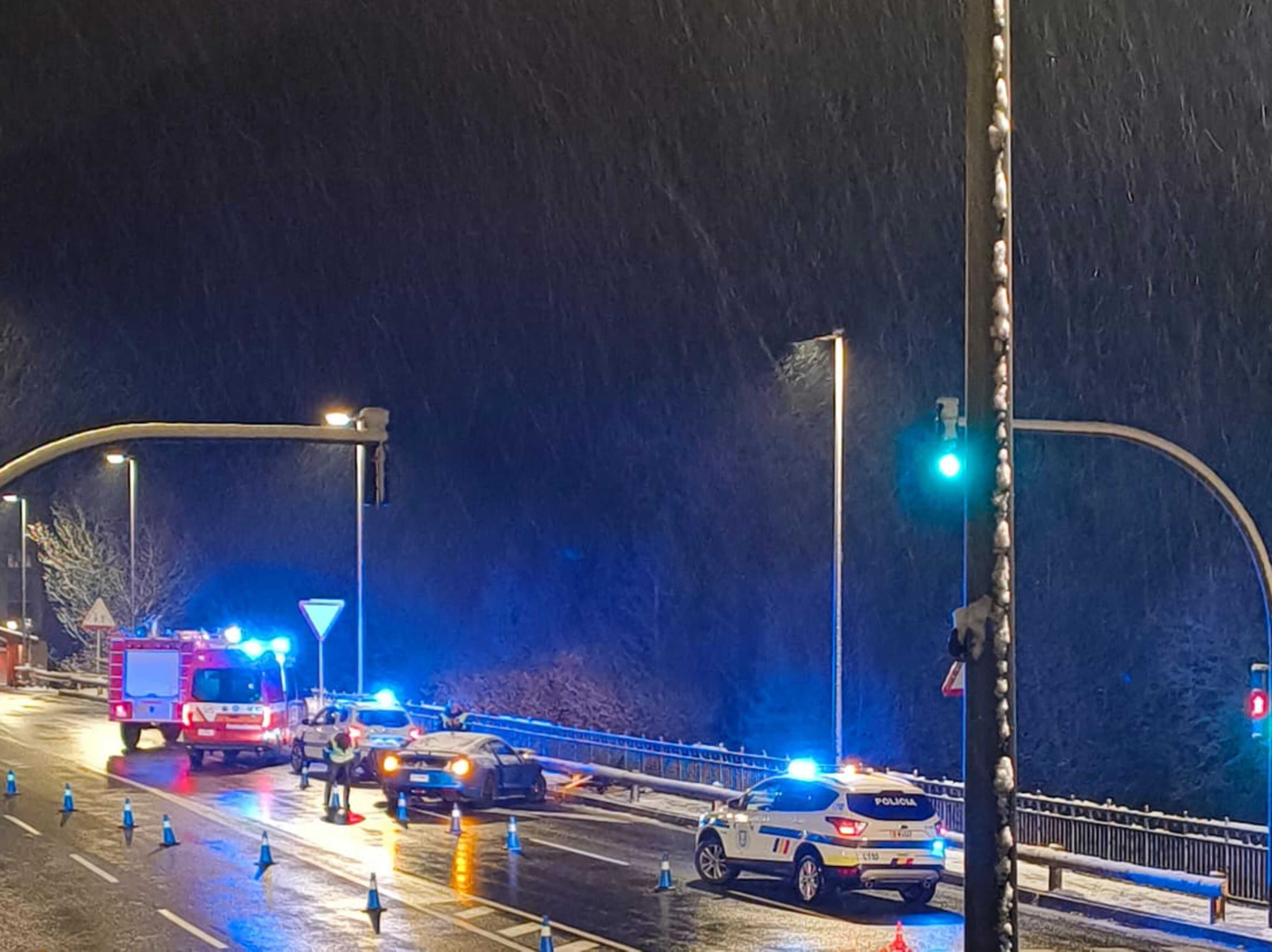 Els vehicles d'emergència i seguretat al costat del Mustang accidentat.