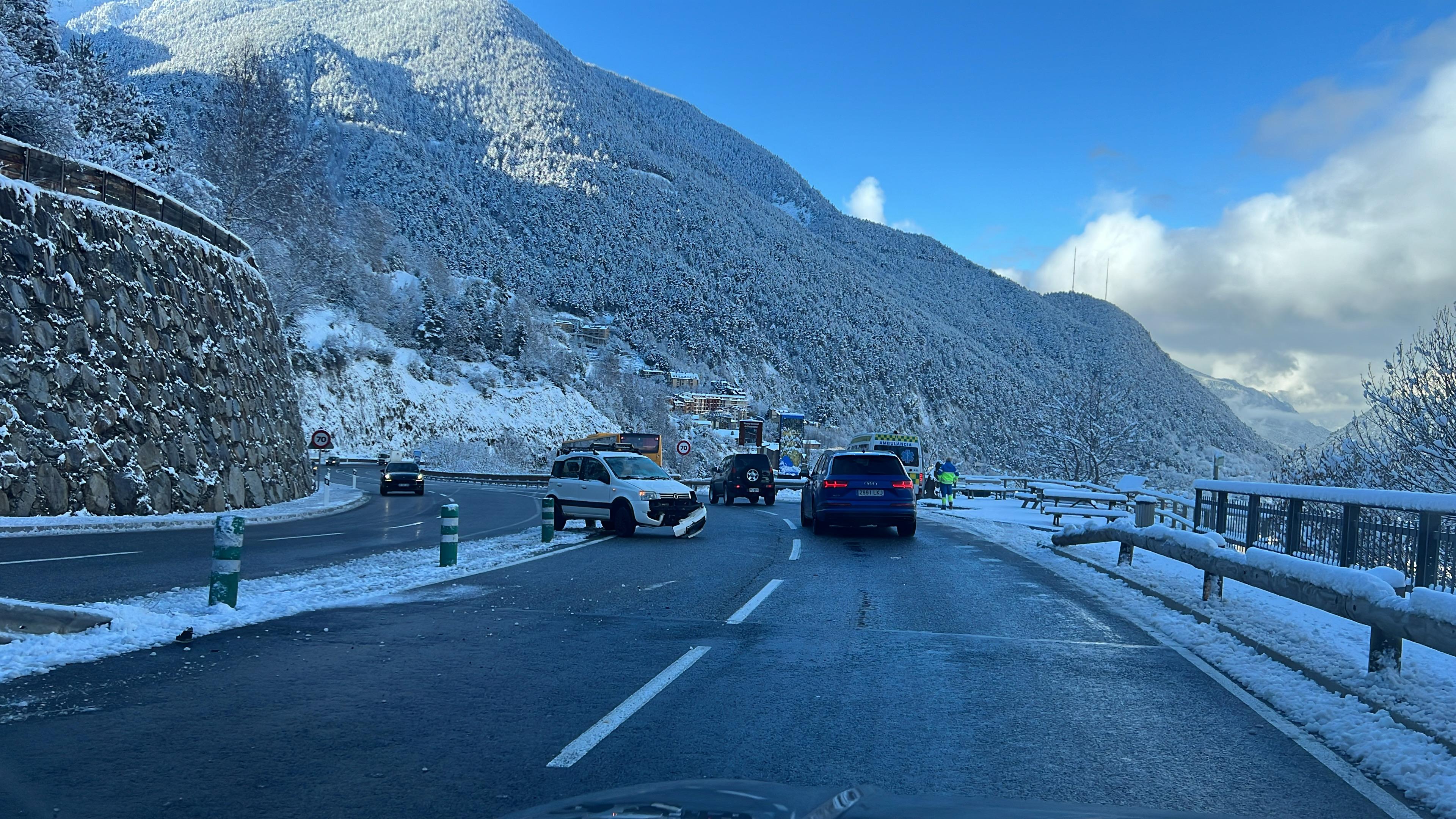 Col·lisió a l'altura del mirador del conjunt de les Bons, ja en terme parroquial d'Encamp baixant de Canillo.
