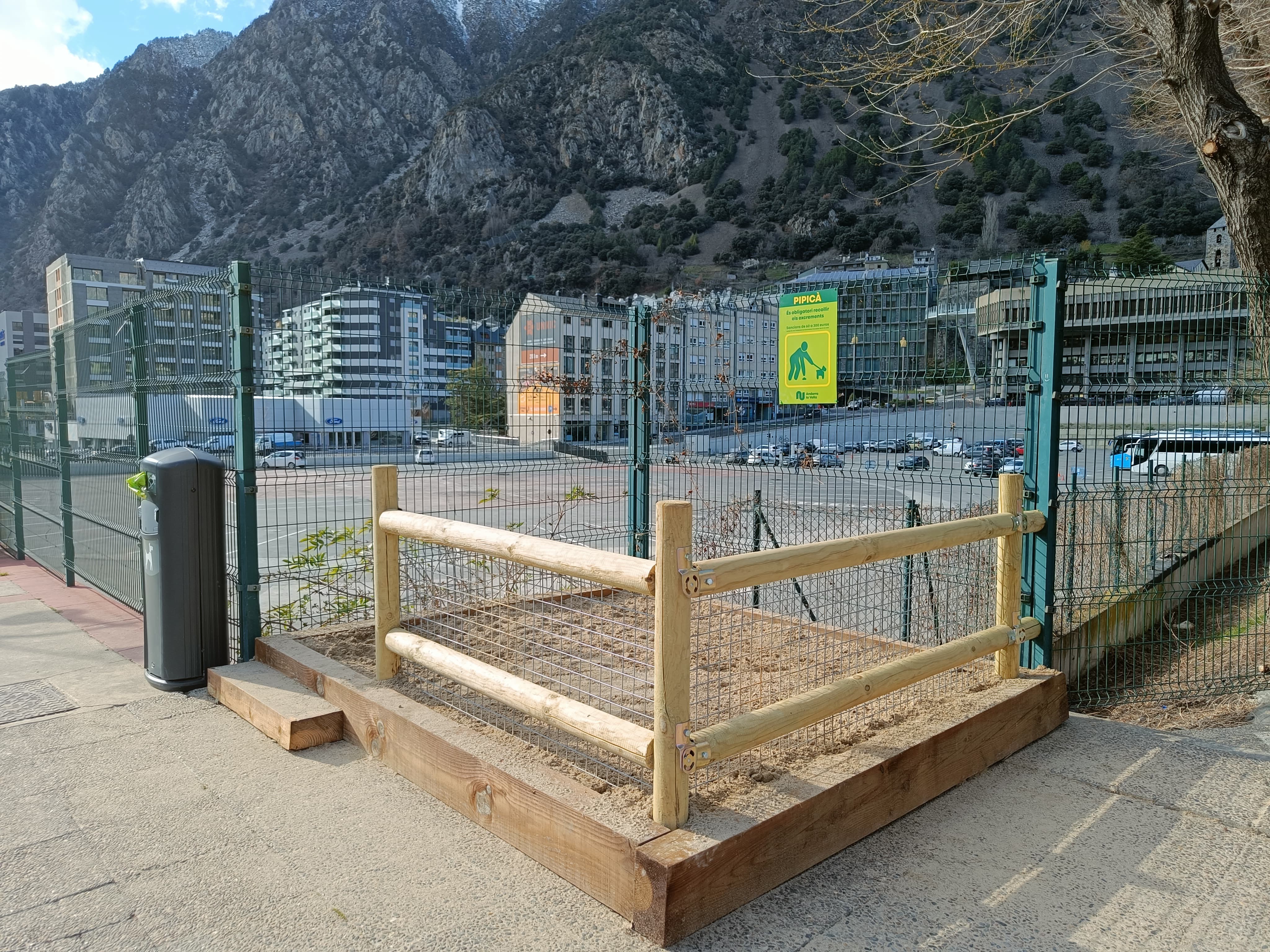 El nou pipicà del passeig del riu d'Andorra la Vella.