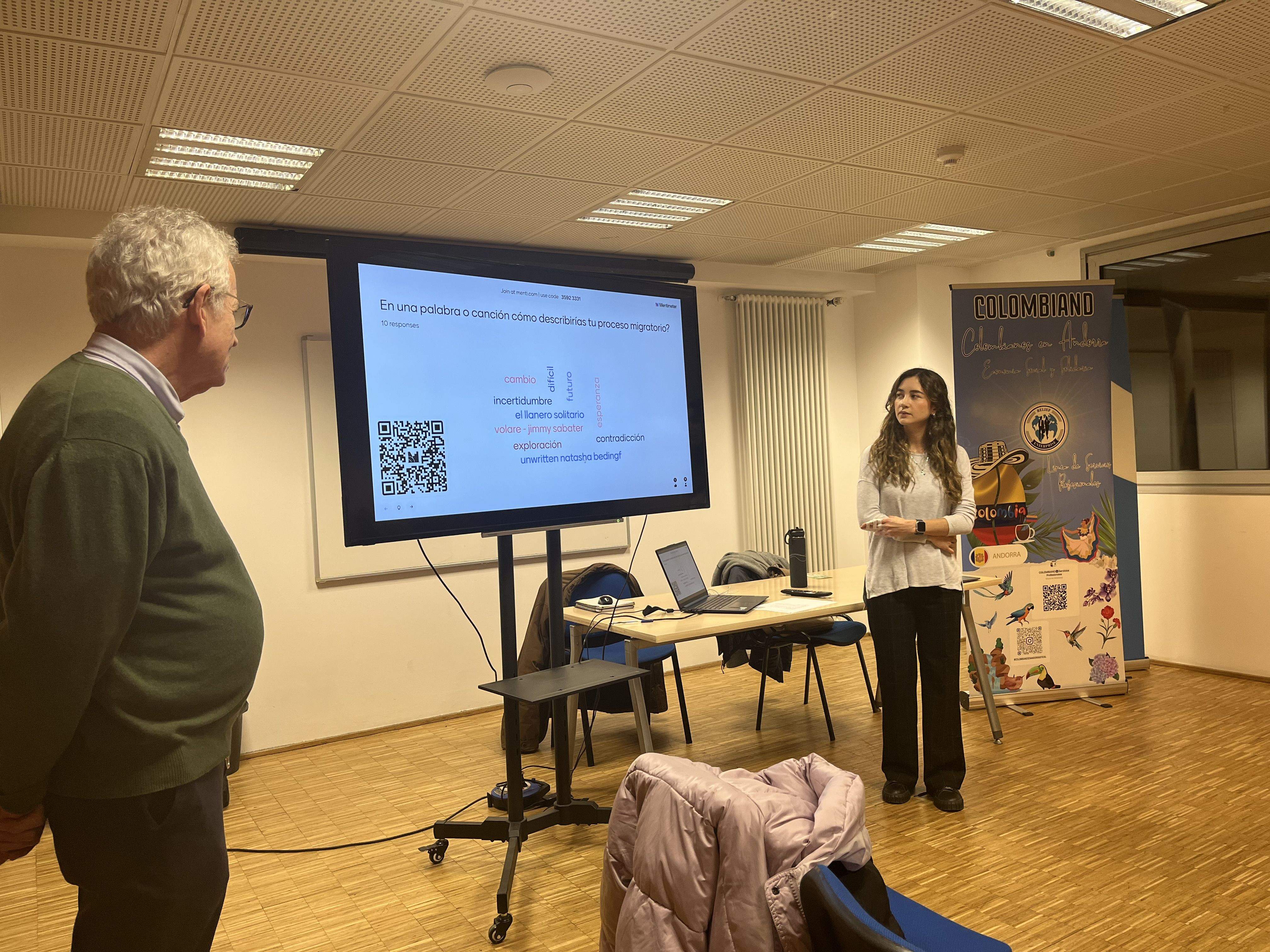 Els assistents han descrit amb una paraula com van viure el procés migratori. La portaveu del Sindicat, Rebeca Bonache.