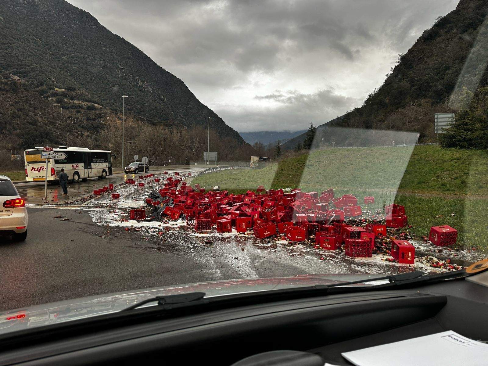 La càrrega ha quedat al mig de la calçada.