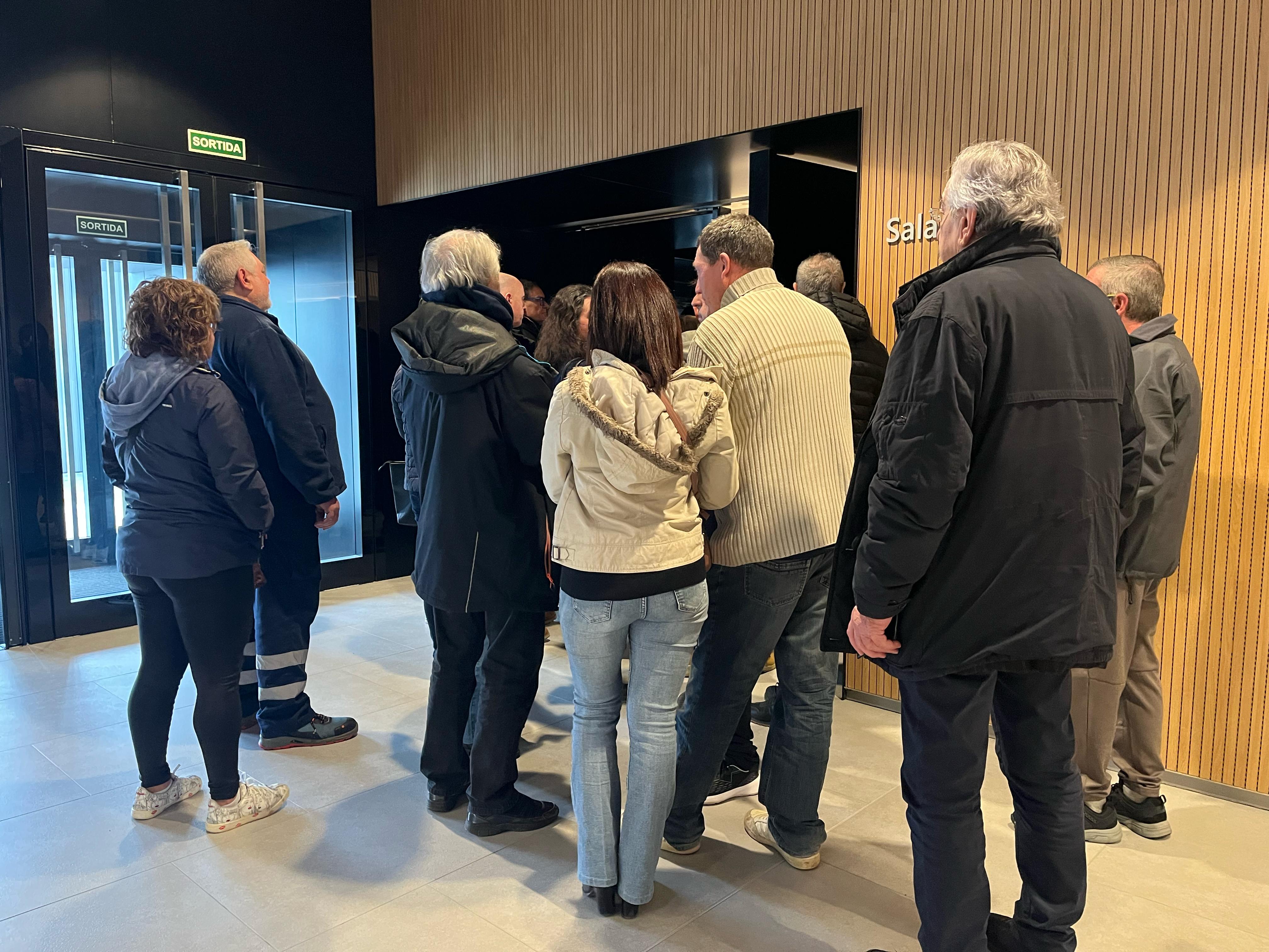 Assistents a l'assemblea esperant per entrar.