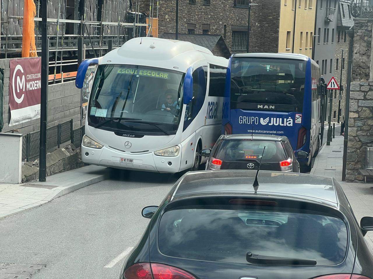 Els dos vehicles gairebé han quedat bloquejats.