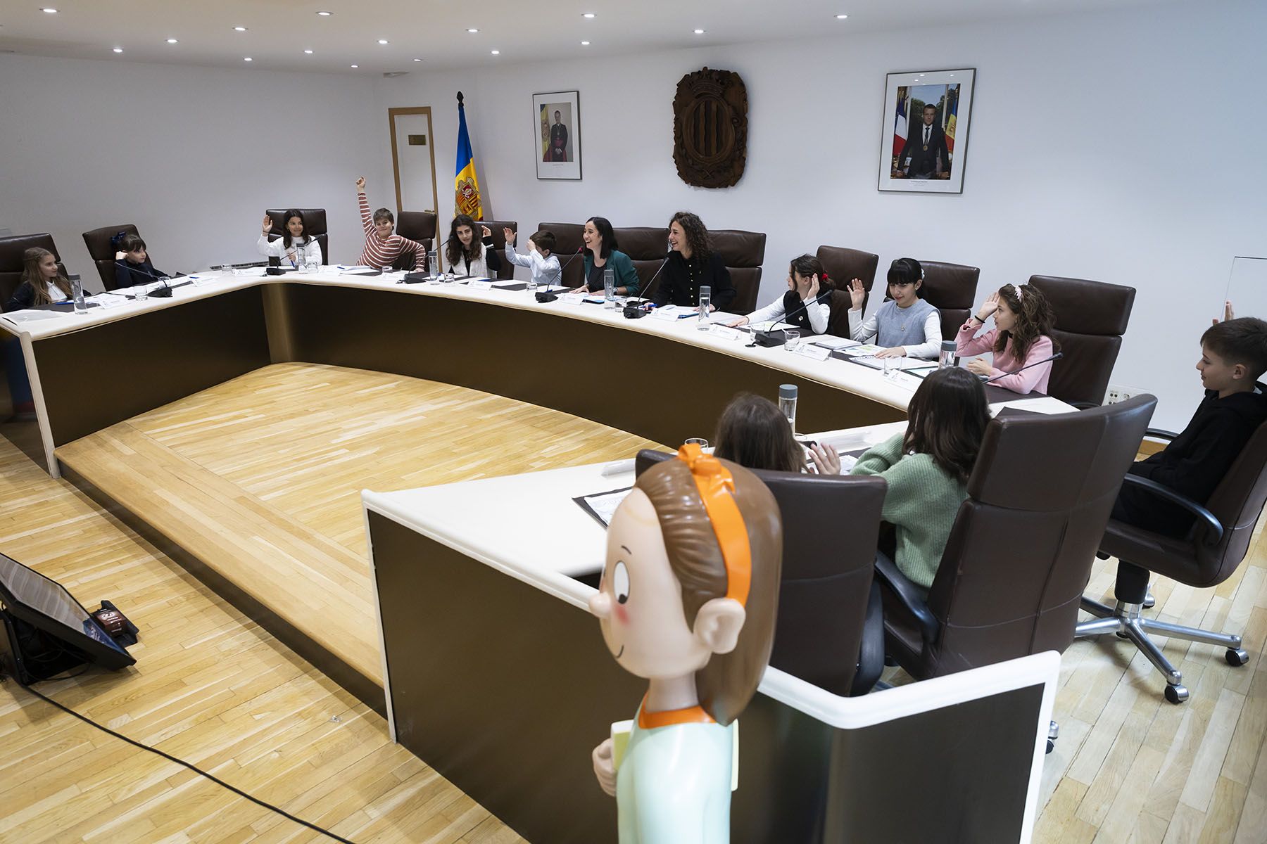 Un moment de la sessió del Consell d'Infants amb un dels ninots que es col·locaran als passos de vianants.