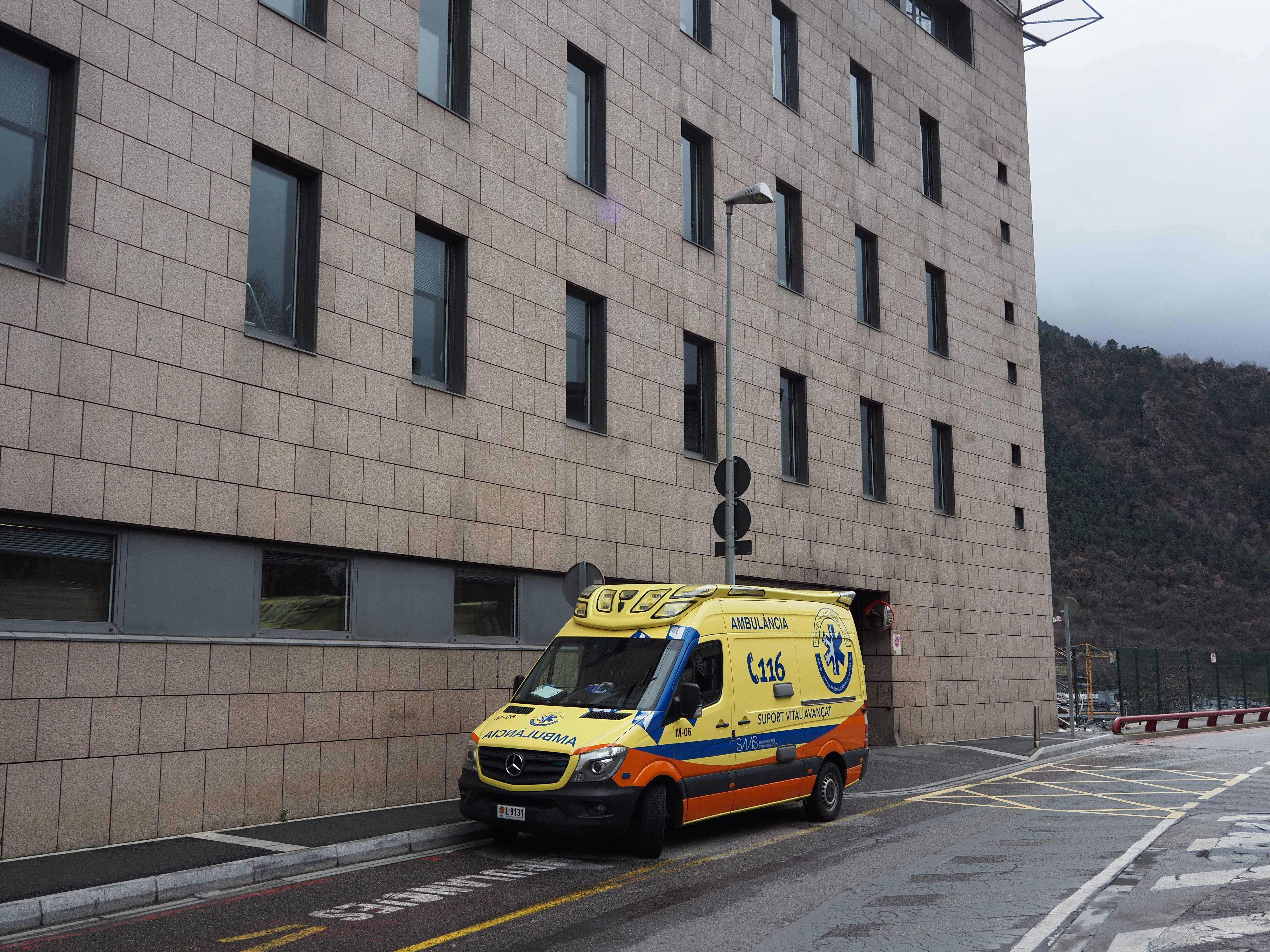 Una ambulància davant de l'hospital.