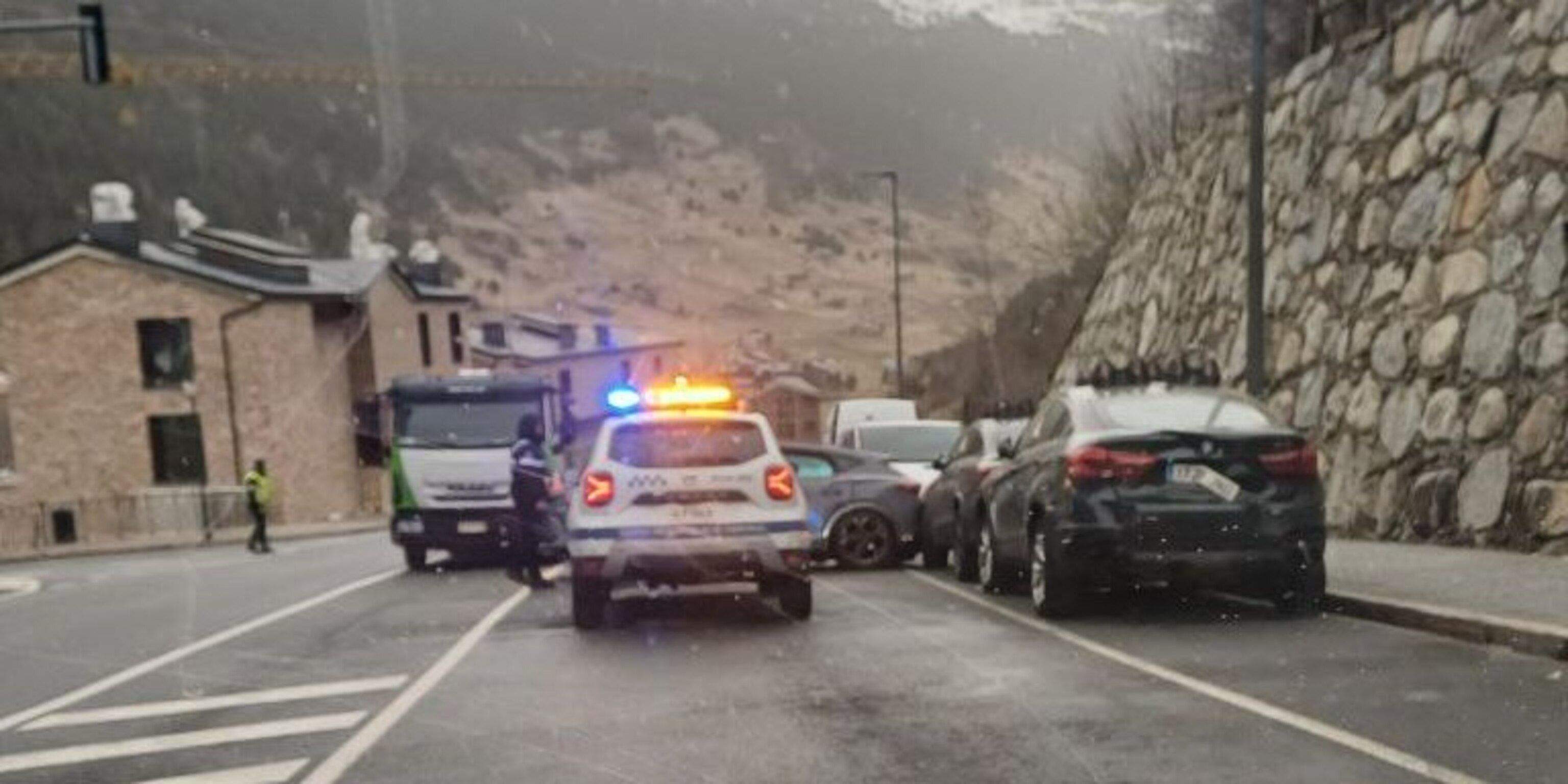 El cotxe que ha perdut ha quedat creuat a la via.