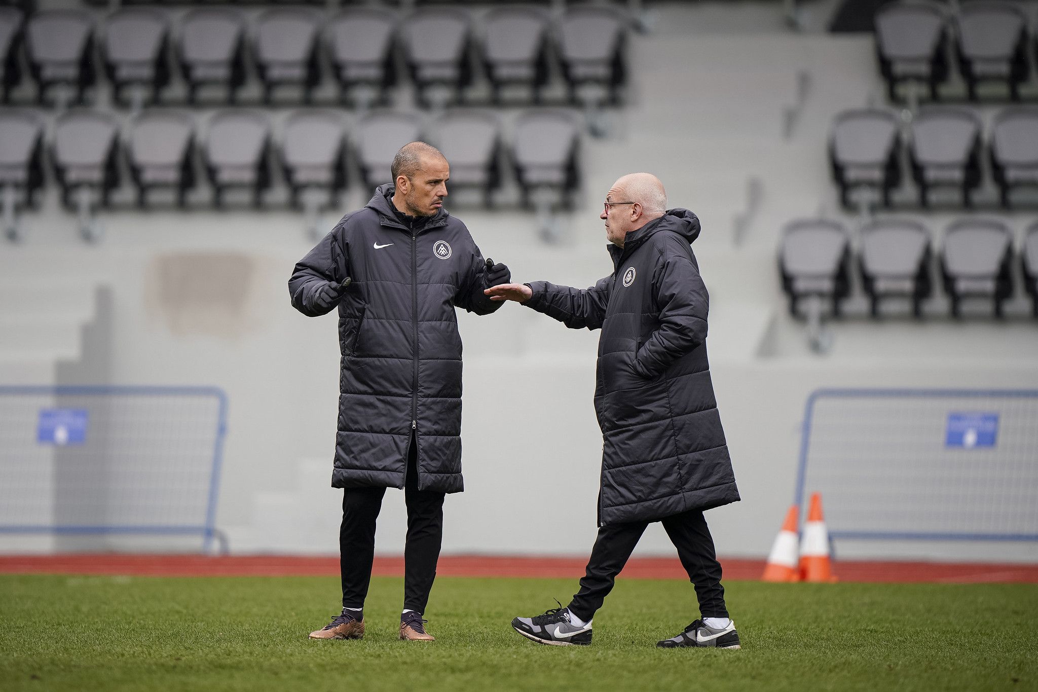 El tècnic de l'FC Andorra, 'Beto' Company, conversant amb Bufa, l'encarregat d'atenció al jugador. 