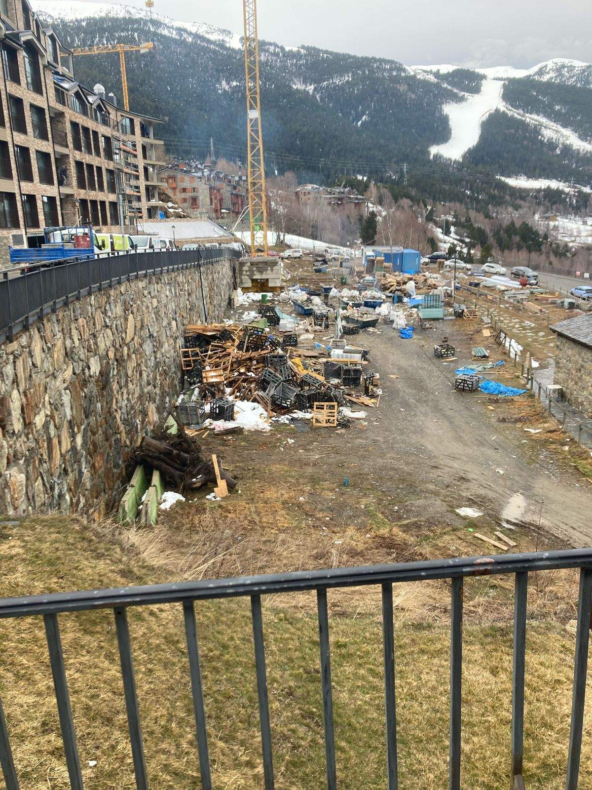 Les deixalles i residus de l'obra de construcció d'una promoció de pisos a Incles.