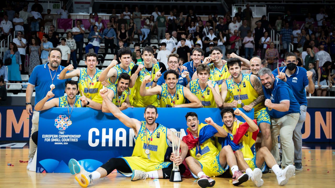 La selecció d'Andorra de bàsquet 5x5, celebrant el títol de l'Europeu de l'any passat. 