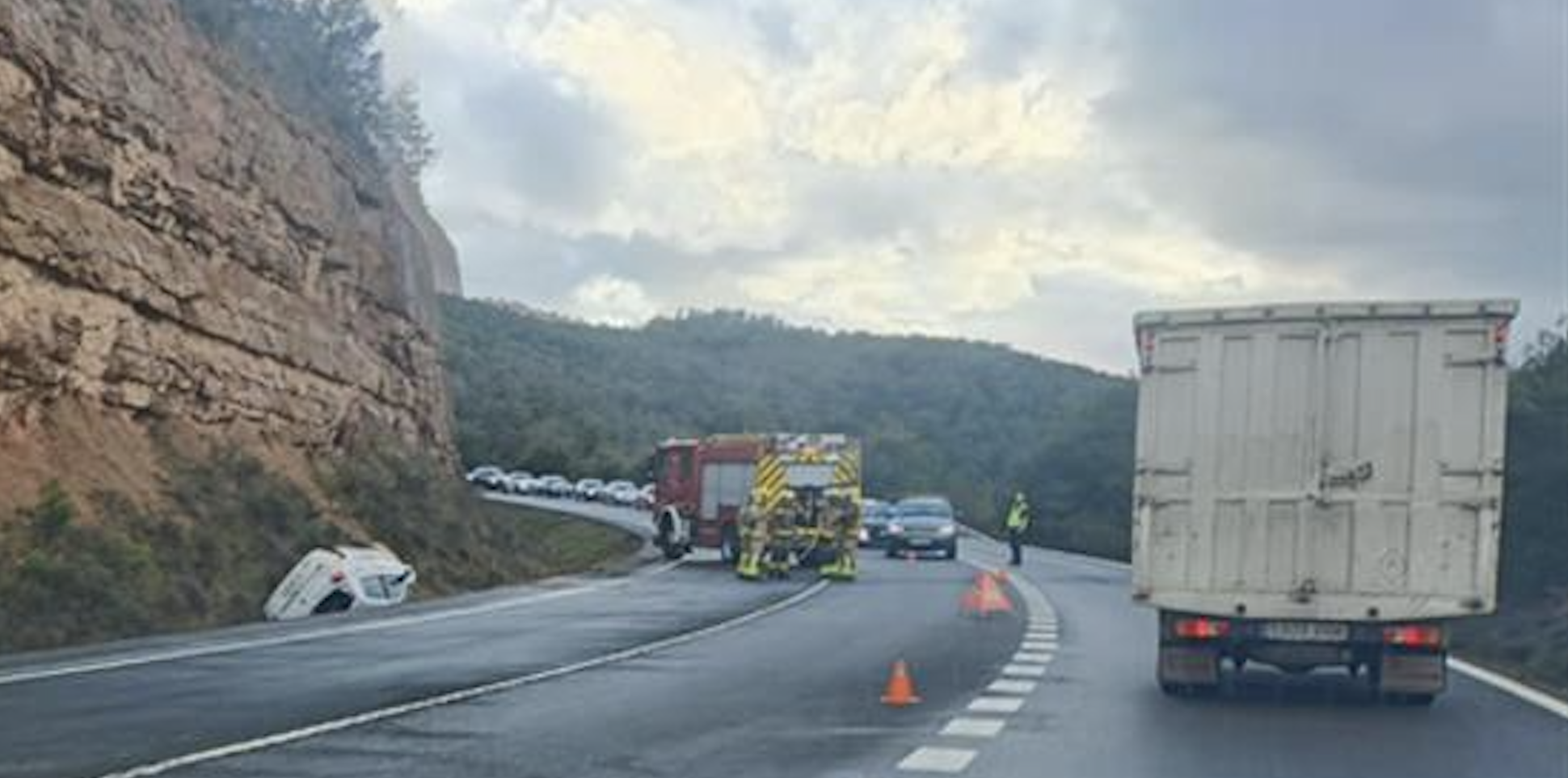 El cotxe bolcat a la via.