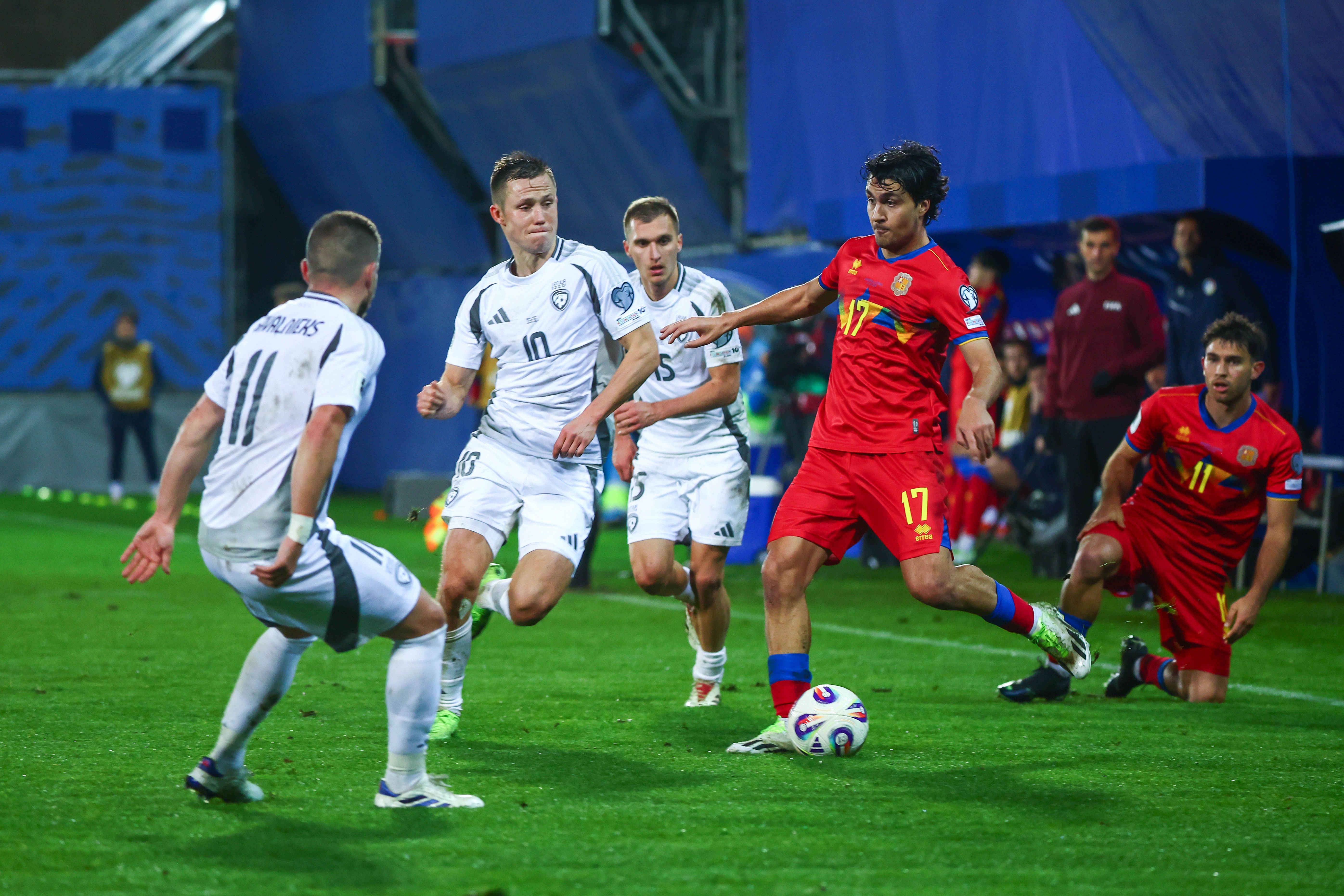 Joan Cervós, provant de fer una passada davant l'oposició de Letònia.
