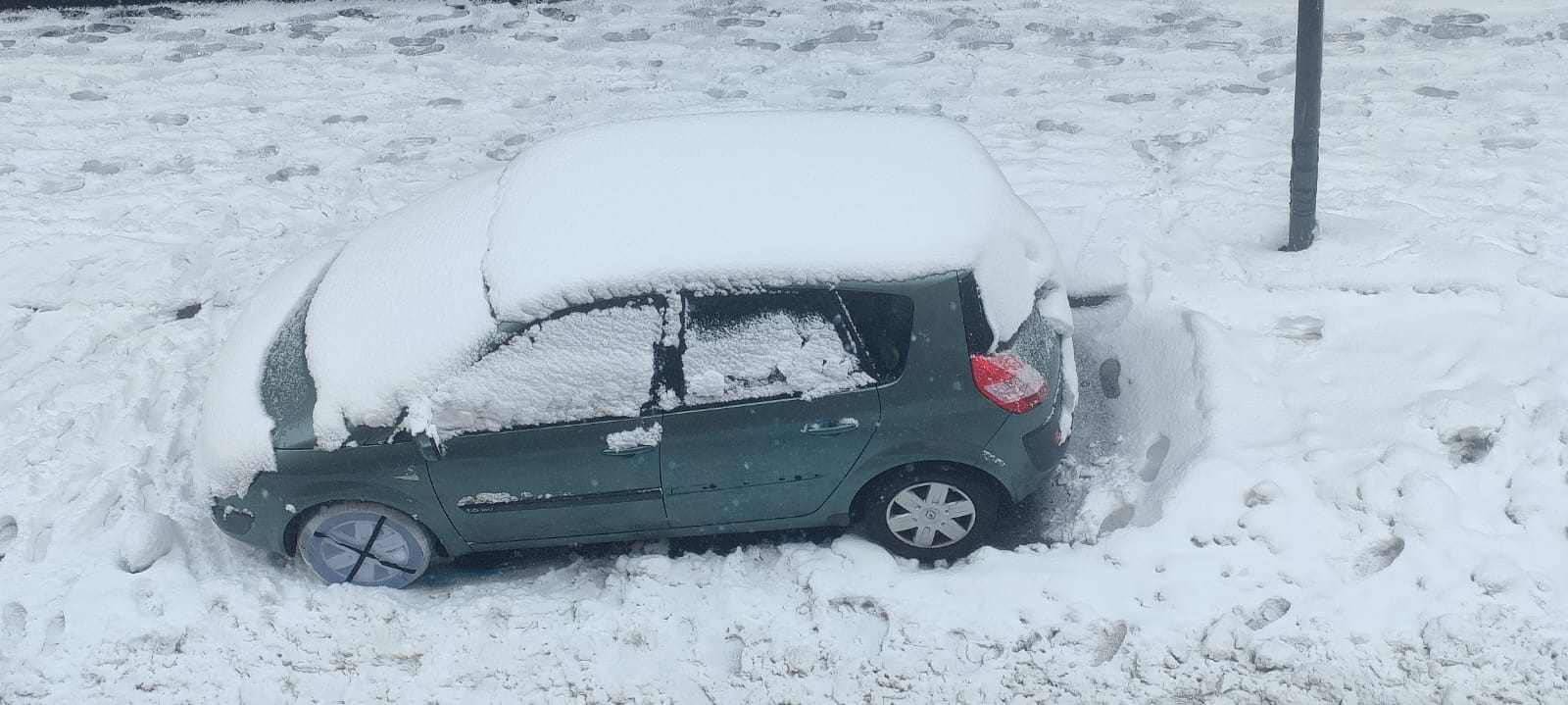 Un cotxe al Pas, cobert de neu per una nevada amb gruixos de més de 10 cm.