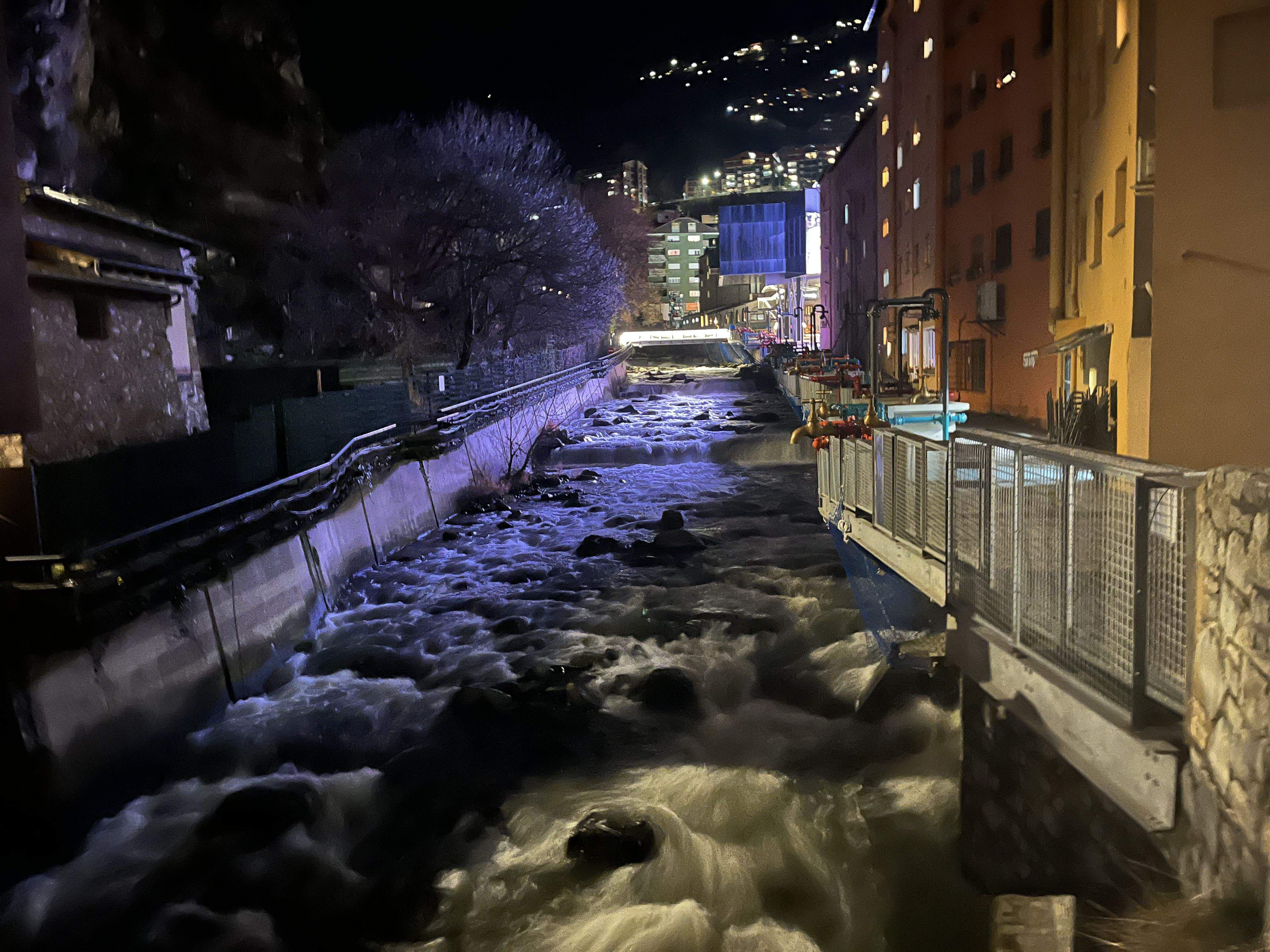 El passeig del riu d'Escaldes amb les llums de les fonts apagades.