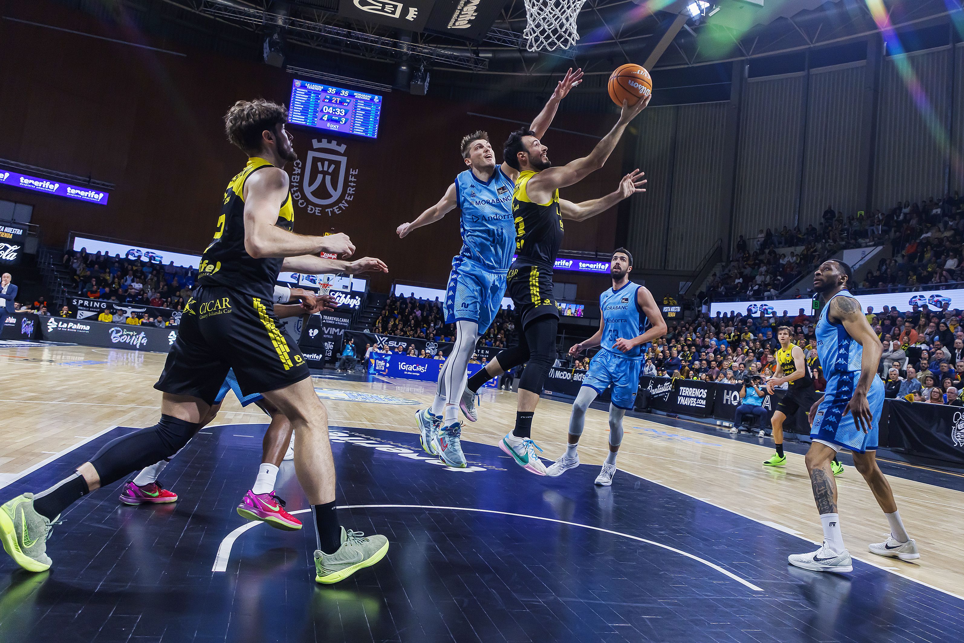 Ben Lammers prova d'aturar un dels atacs de La Laguna Tenerife. 