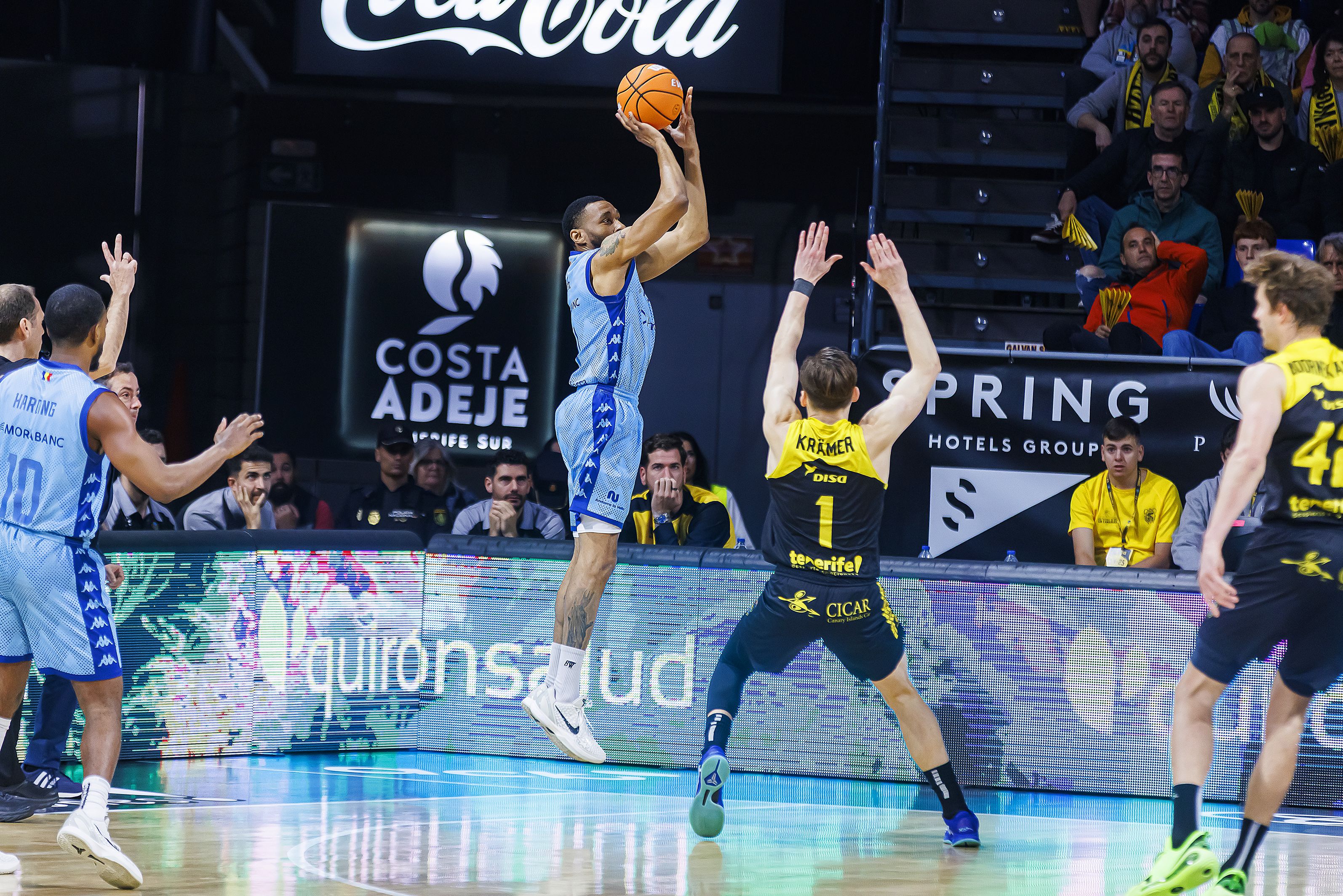 Stan Okoye, provant un llançament des de l'exterior. 