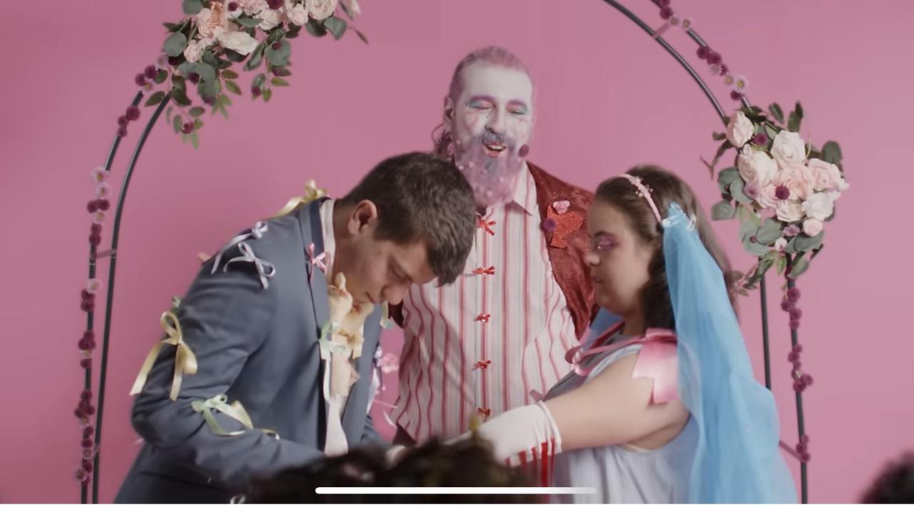 Juli Barrero apareix al videoclip oficiant un casament entre dos joves. 