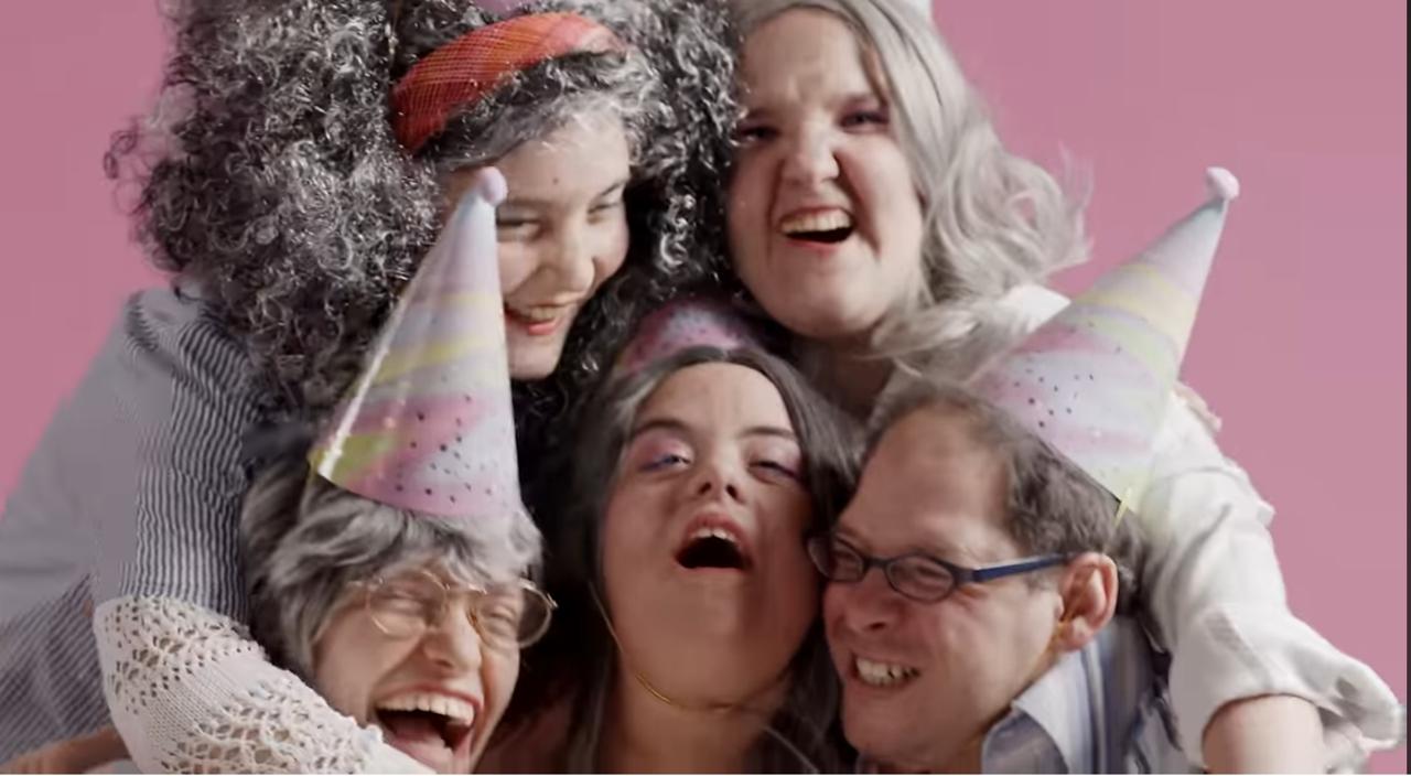 Un dels moments més entranyables del videoclip 'Entre tu i Jo'. Un dels moments més entranyables del videoclip 'Entre tu i Jo'.