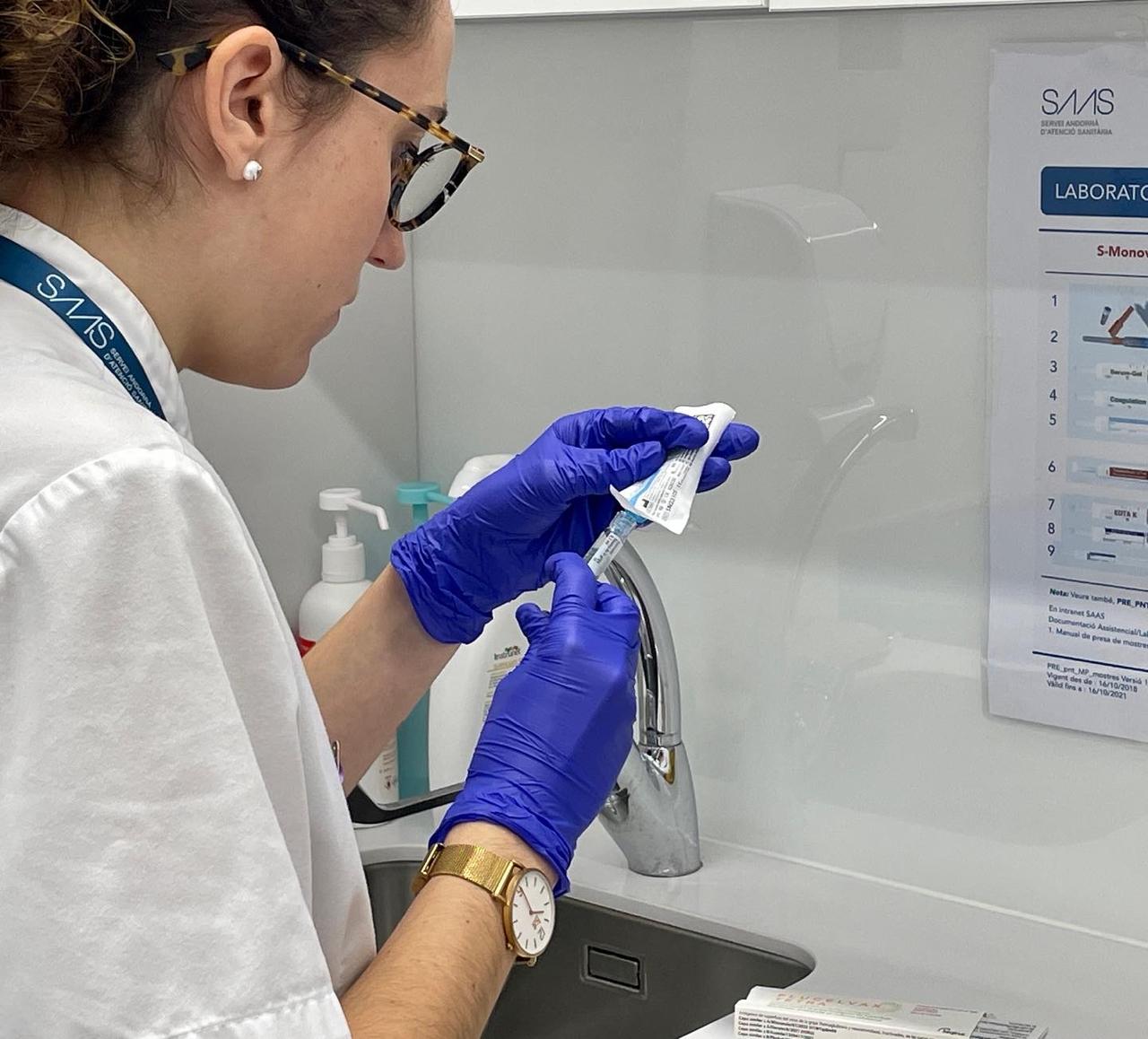 Una infermera d'un centre de salut prepara una vacuna.