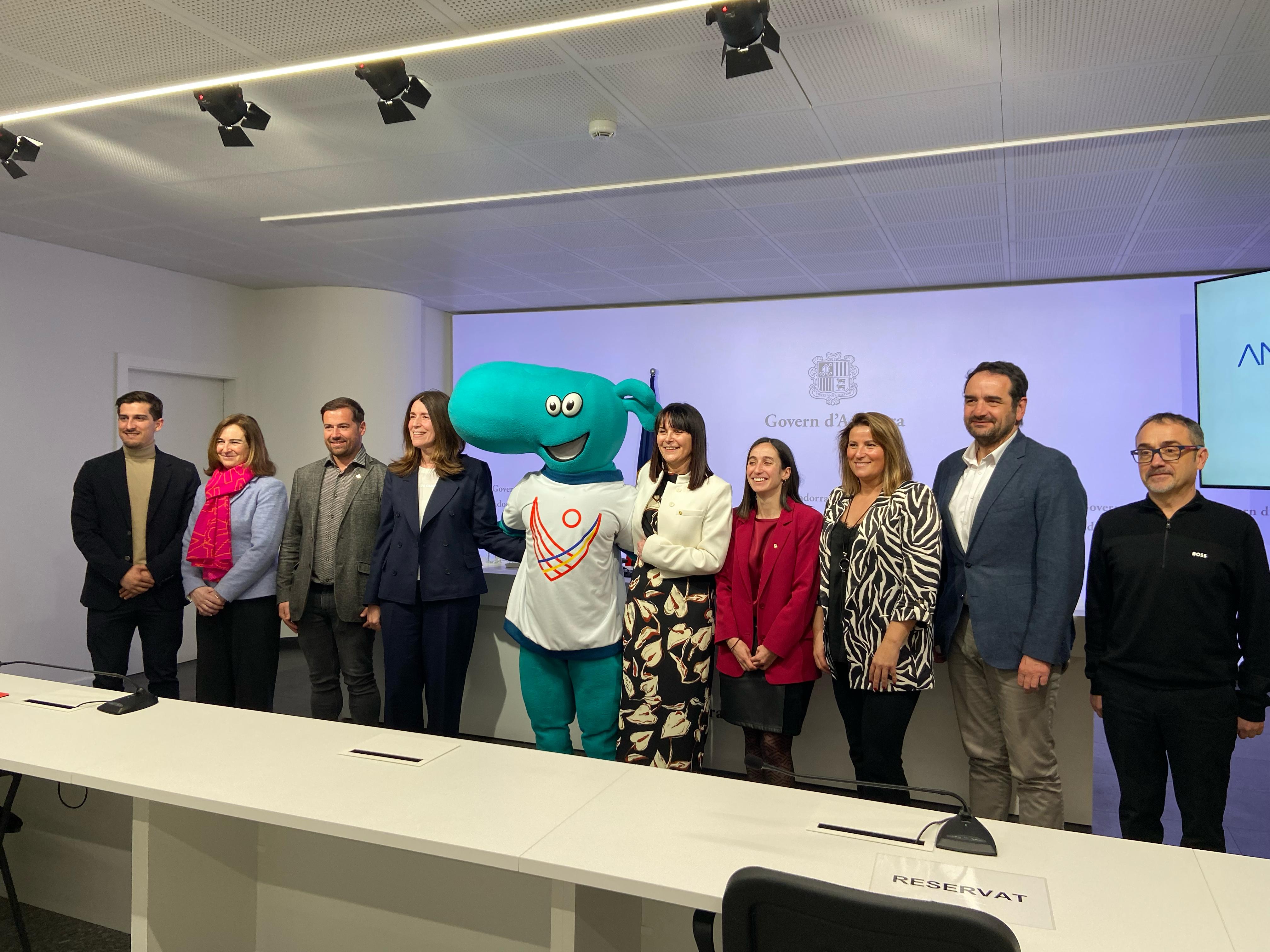 Les autoritats de Govern, comunals i del COA, amb la mascota dels JPEE 2025.