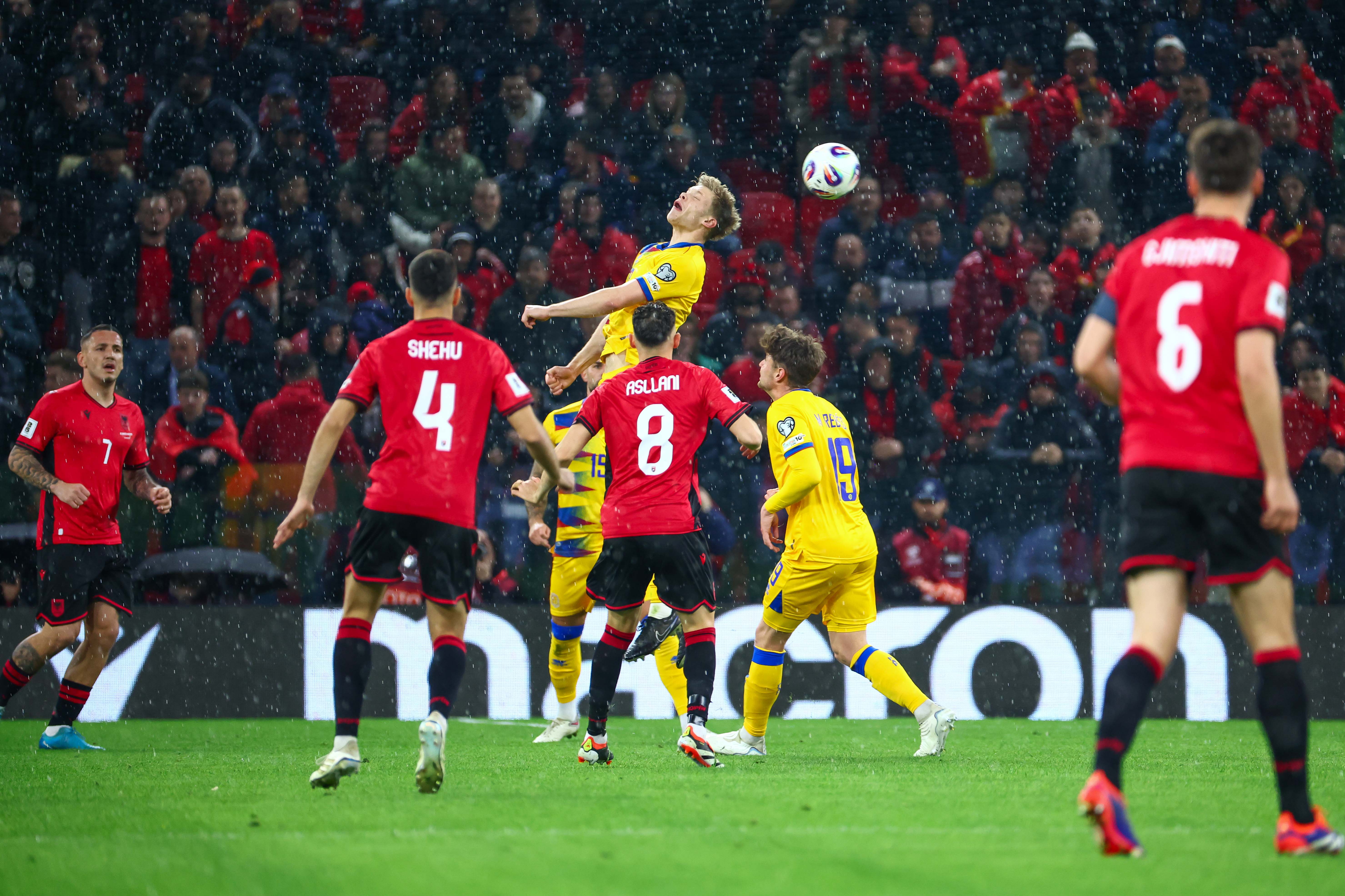 La pluja i el plantejament d'Andorra han deslluit el partit disputat a Tirana (3-0).