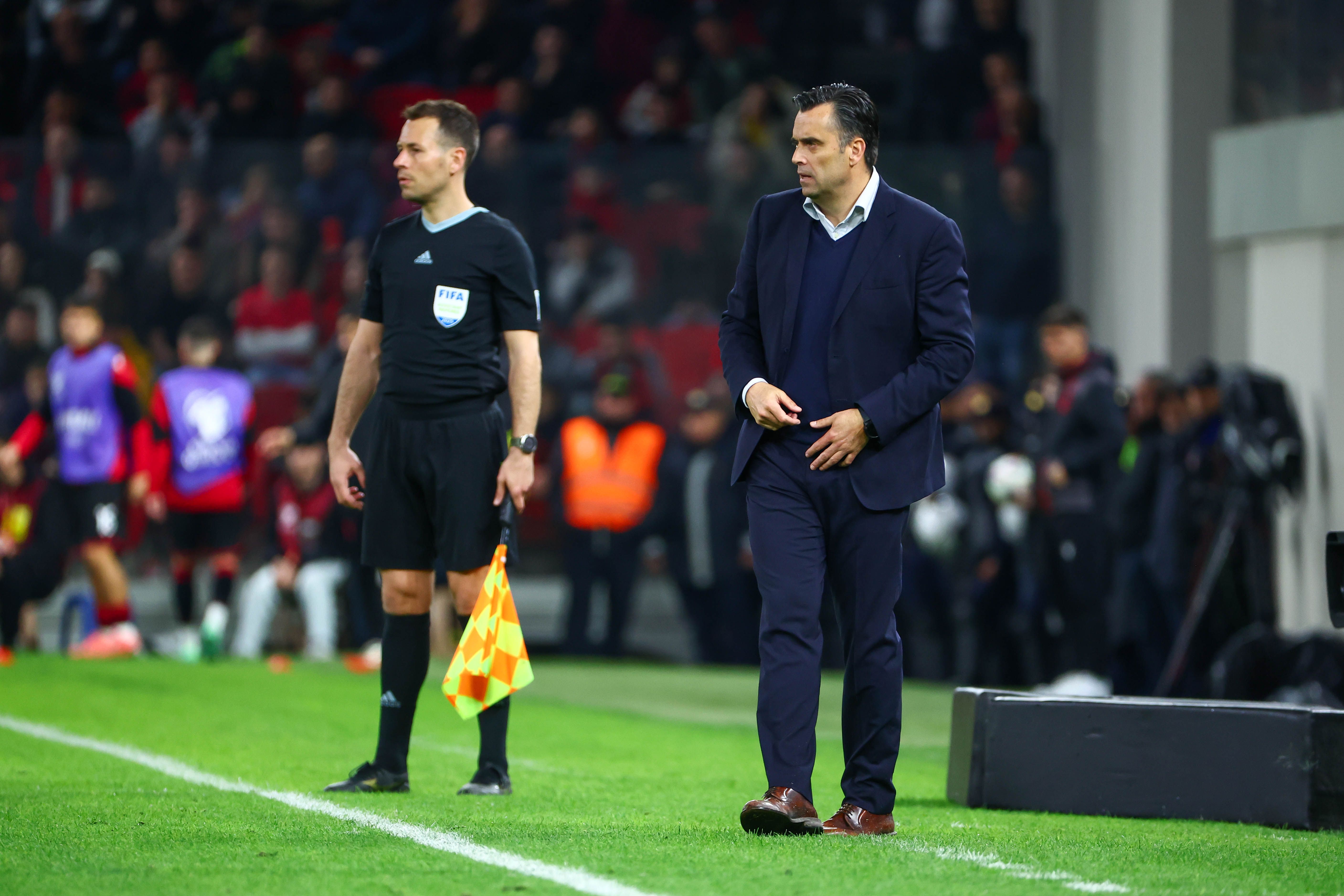 El seleccionador absolut, Koldo Álvarez, seguint el duel des de la banda.