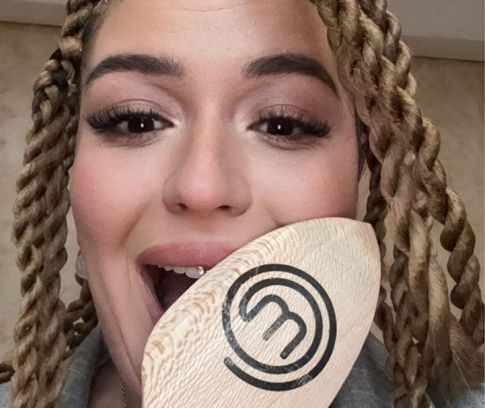 La 'influencer', Clàudia Cunill, amb la seva cullera de fusta de 'Masterchef'.