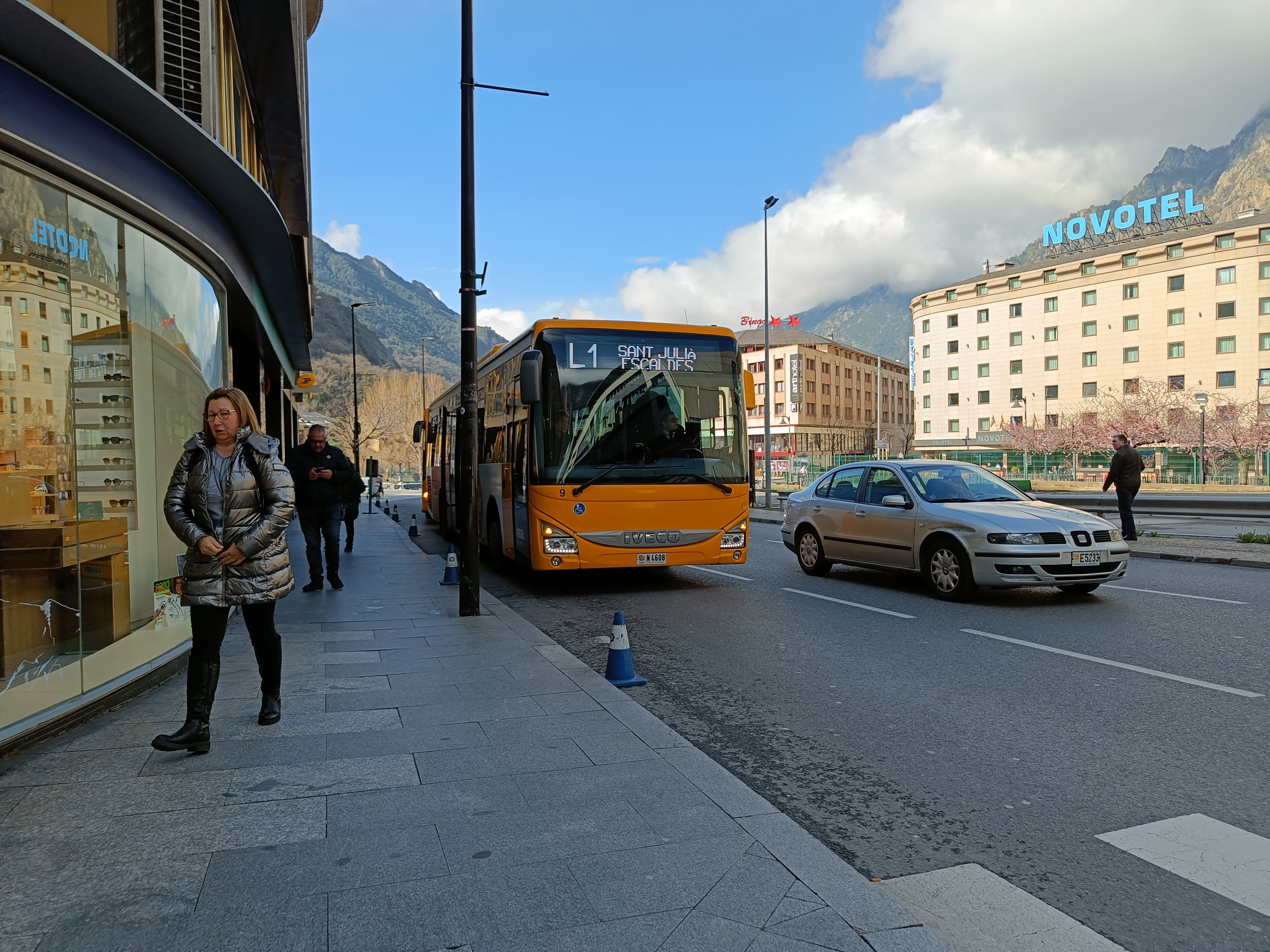 L'autobús aturat davant la Poste.