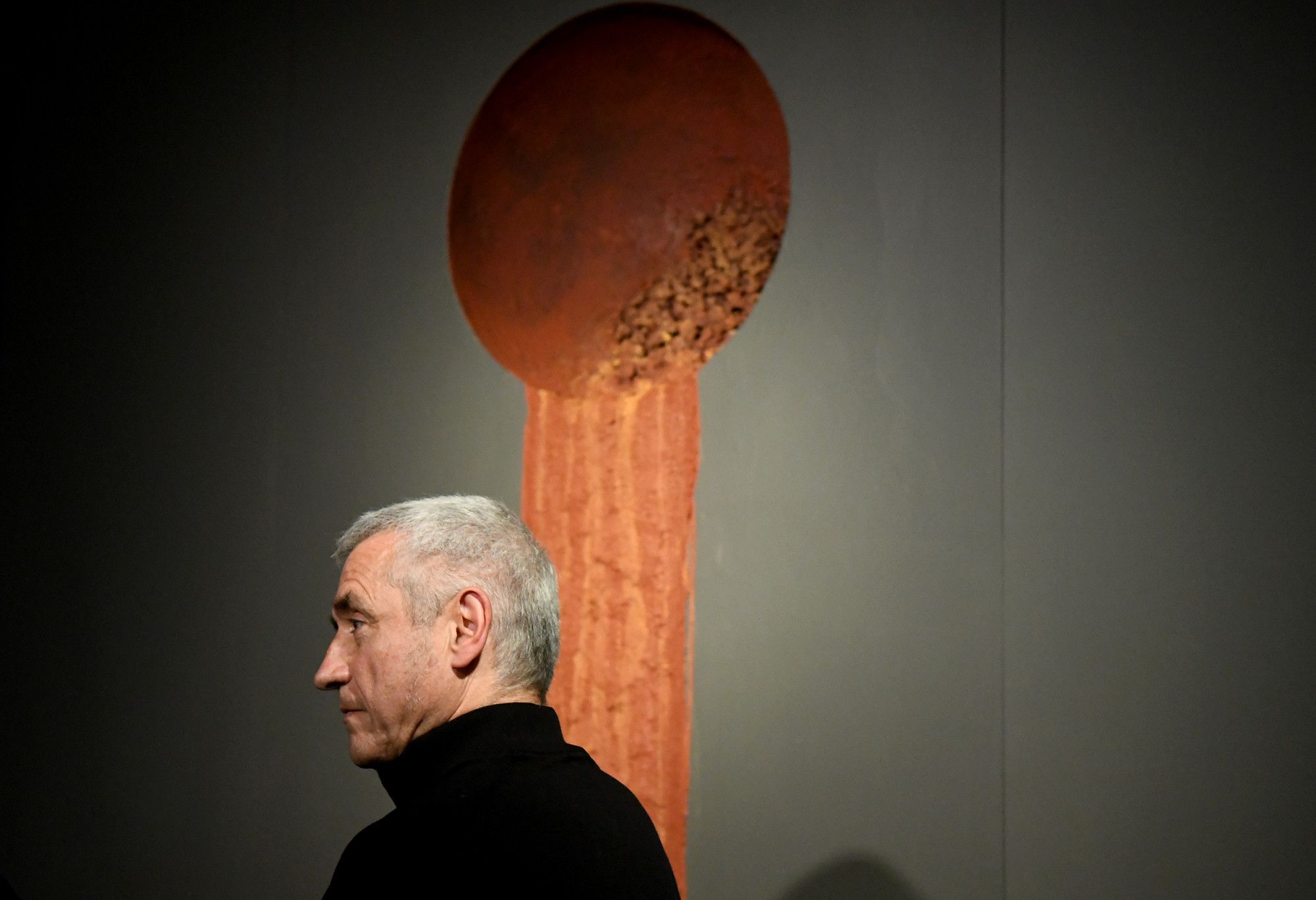 Joan Xandri davant d'una de les peces de la mostra. // SFGA / JAViladot Joan Xandri davant d'una de les peces de la mostra. // SFGA / JAViladot