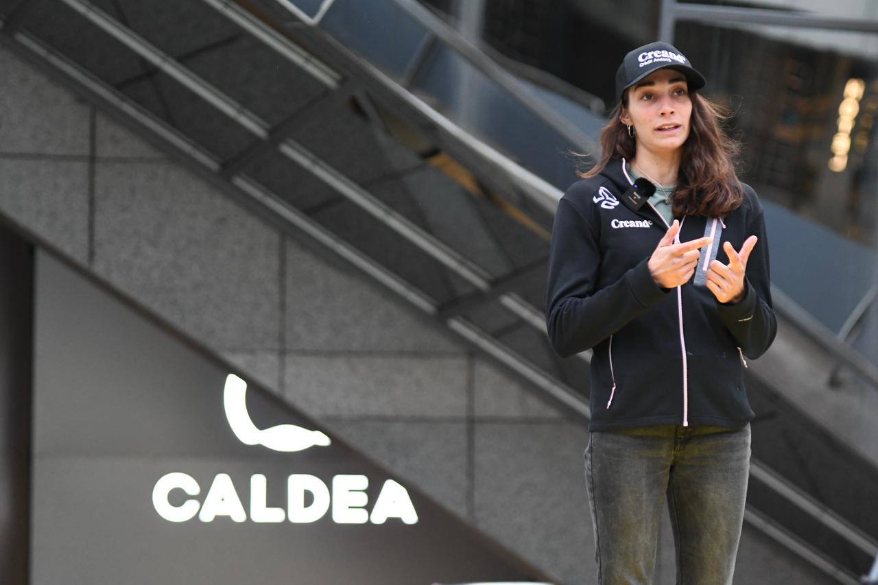 L'andorrana, a l'entrada de Caldea conversant amb el seu equip. L'andorrana, a l'entrada de Caldea conversant amb el seu equip.