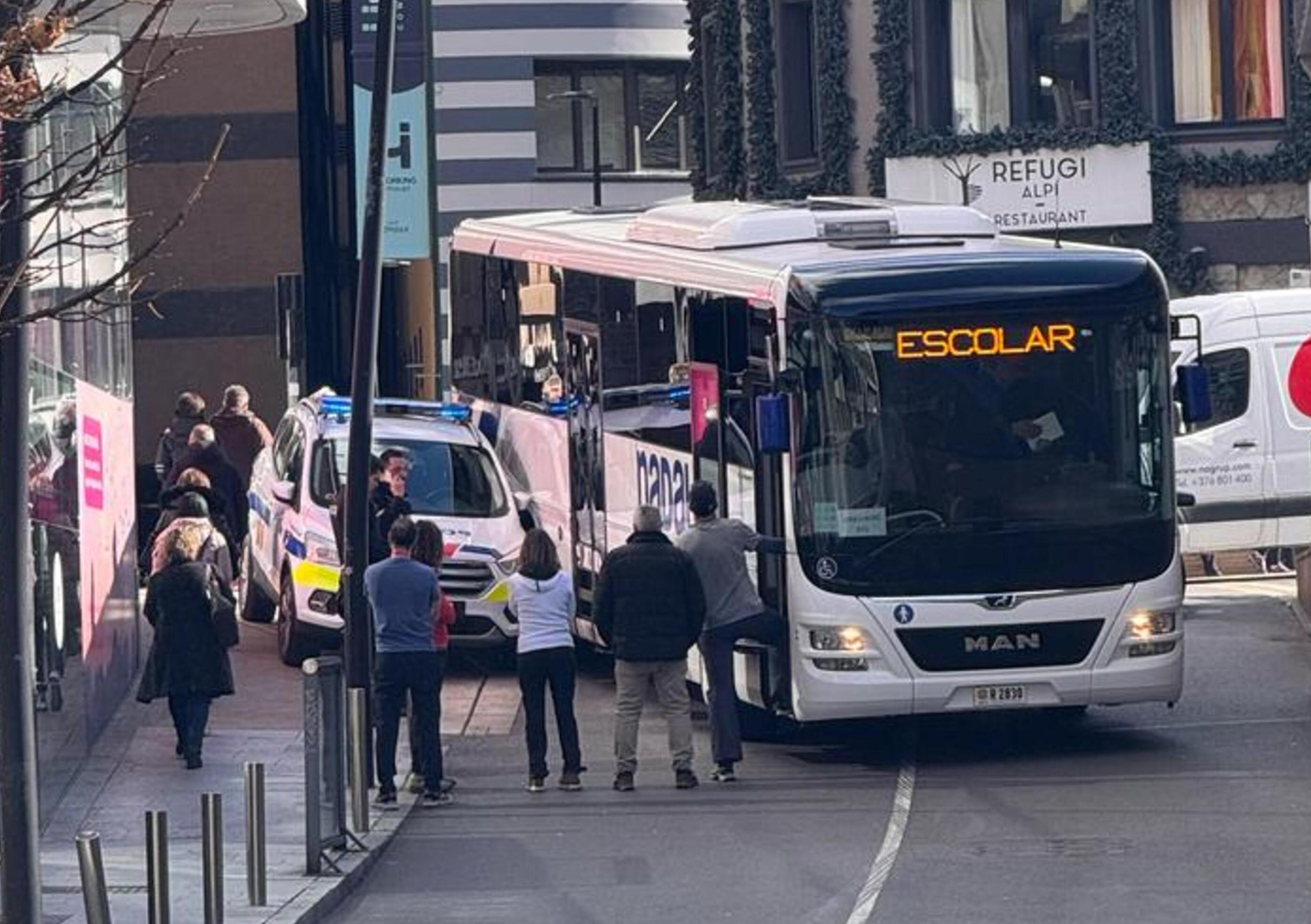 El bus s'ha 'enganxat' al cotxe de policia, estacionat sobre la voravia. El bus s'ha 'enganxat' al cotxe de policia, estacionat sobre la voravia.