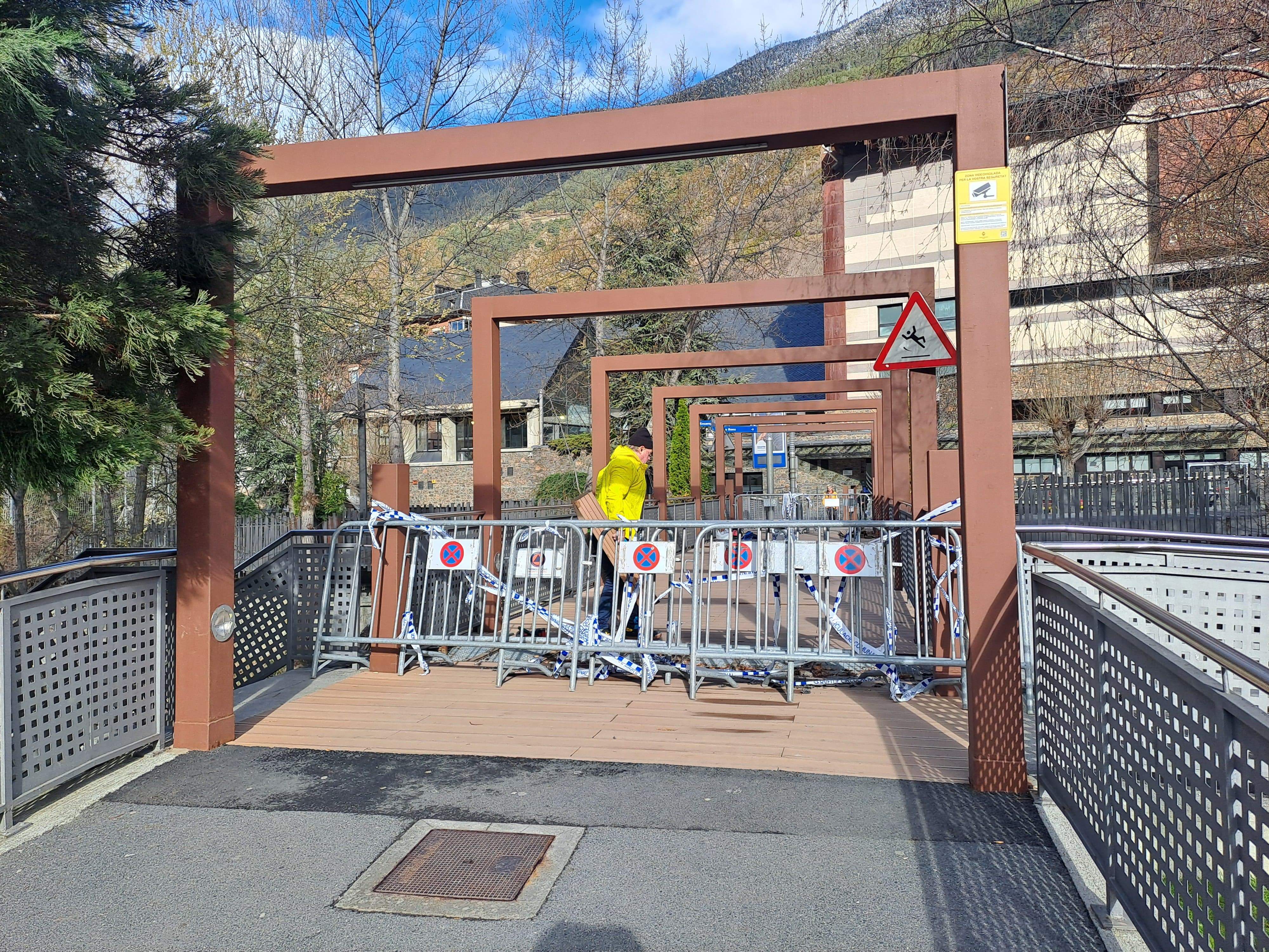 Un operari fent les tasques de reparació.