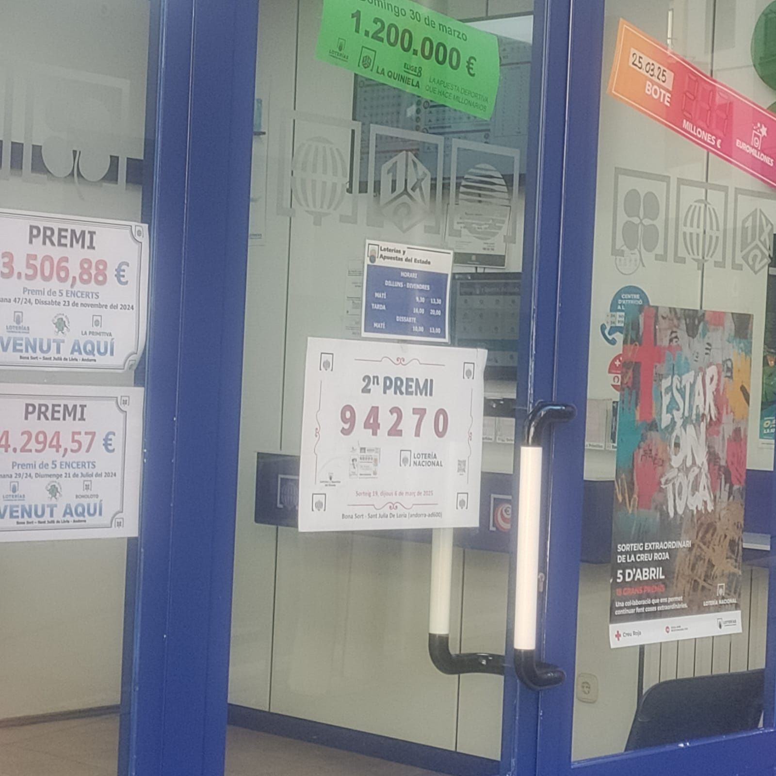 L''anunci' del premi a la porta de l'administració.