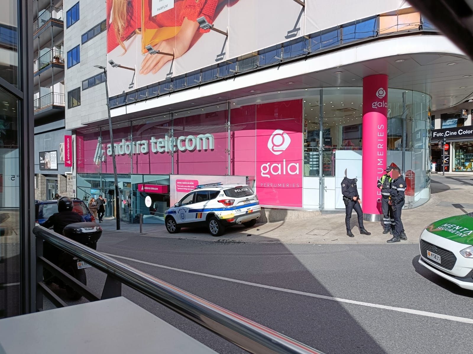 El cotxe policial estacionat a la voravia ja havent succeït l'accident.