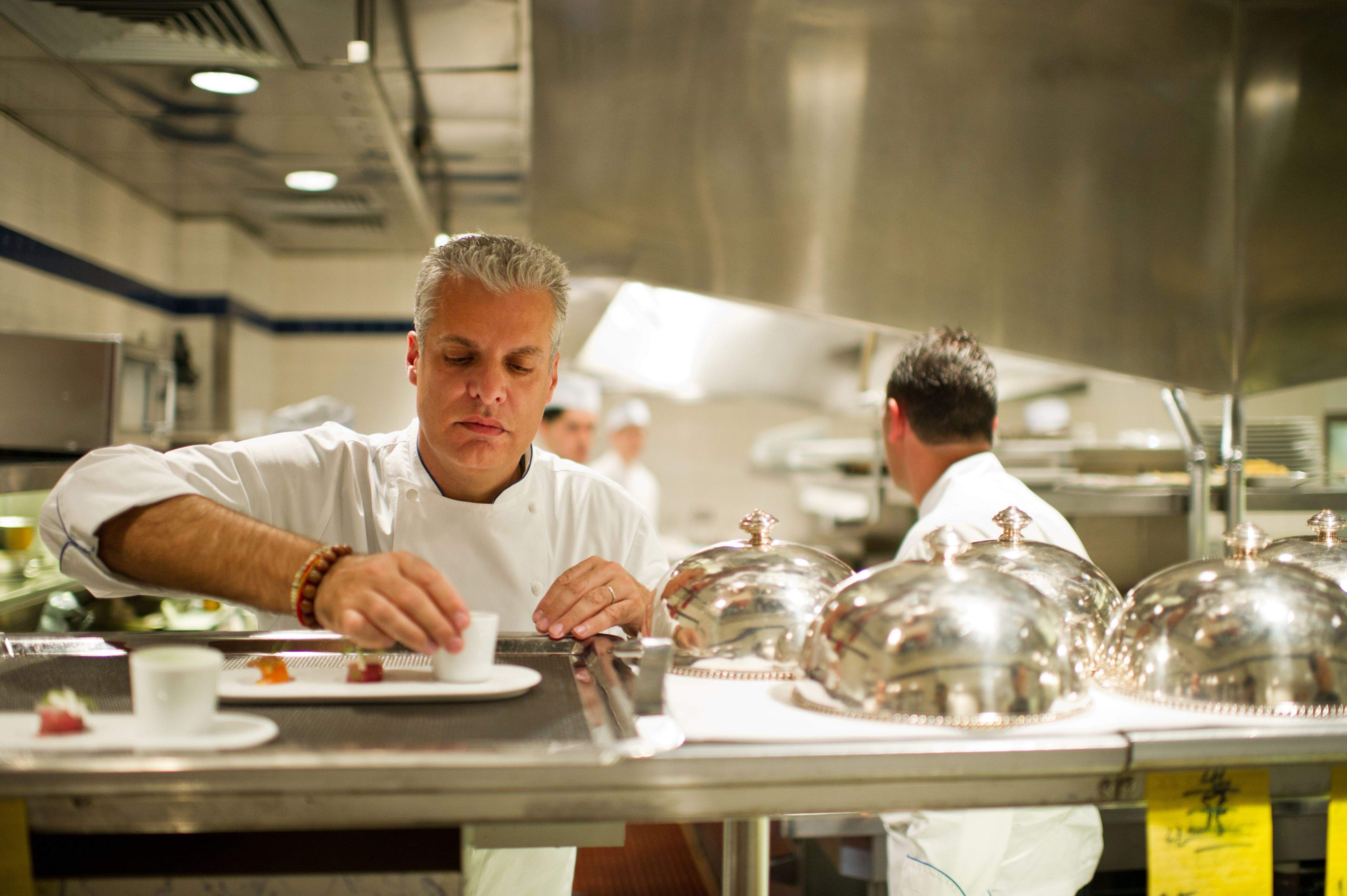 El xef Éric Ripert treballant a la cuina. La portaveu del Sindicat, Rebeca Bonache.