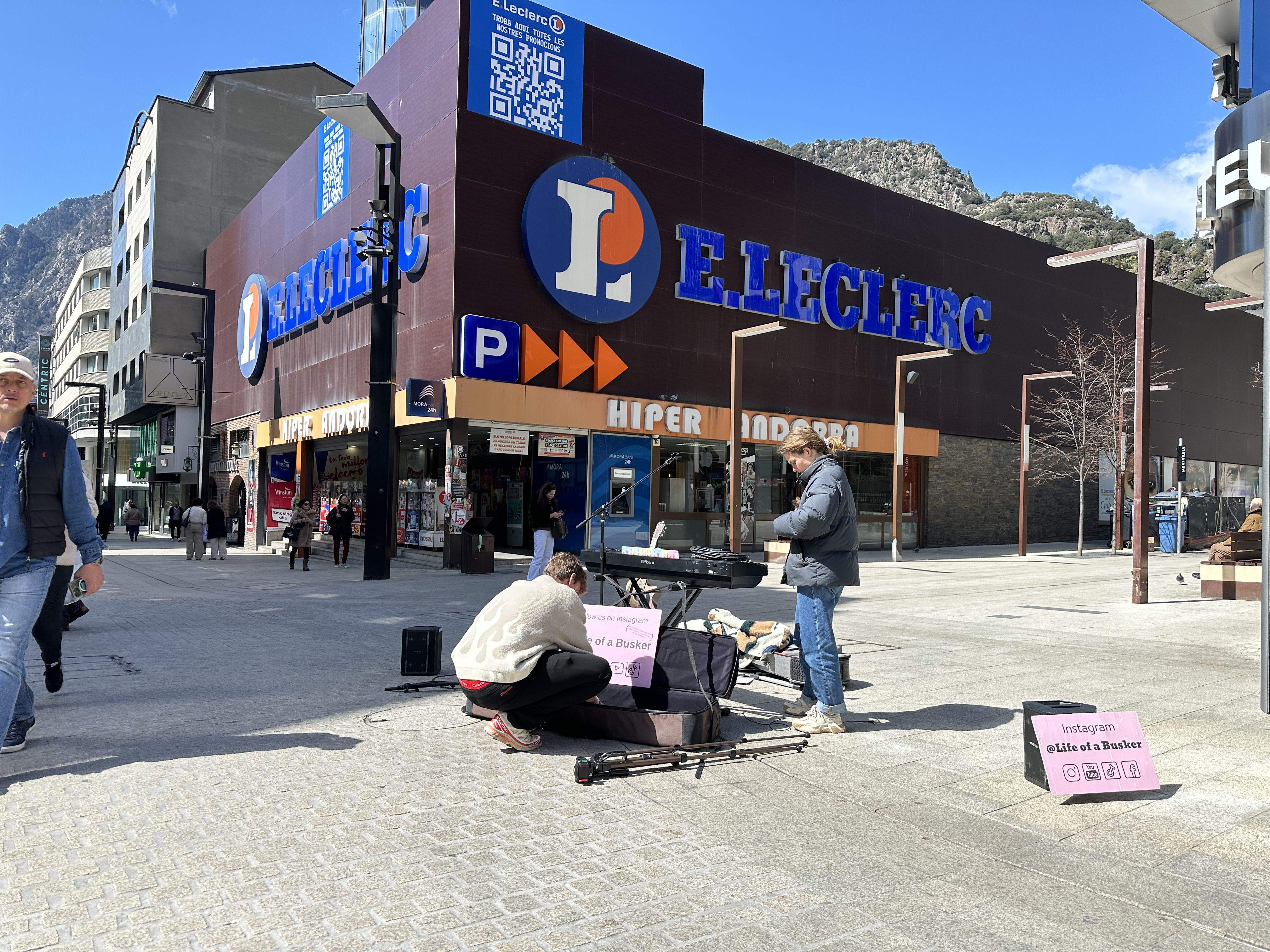 Els dos joves danesos plegant els 'trastos' després de ser advertits pels agents de circulació.