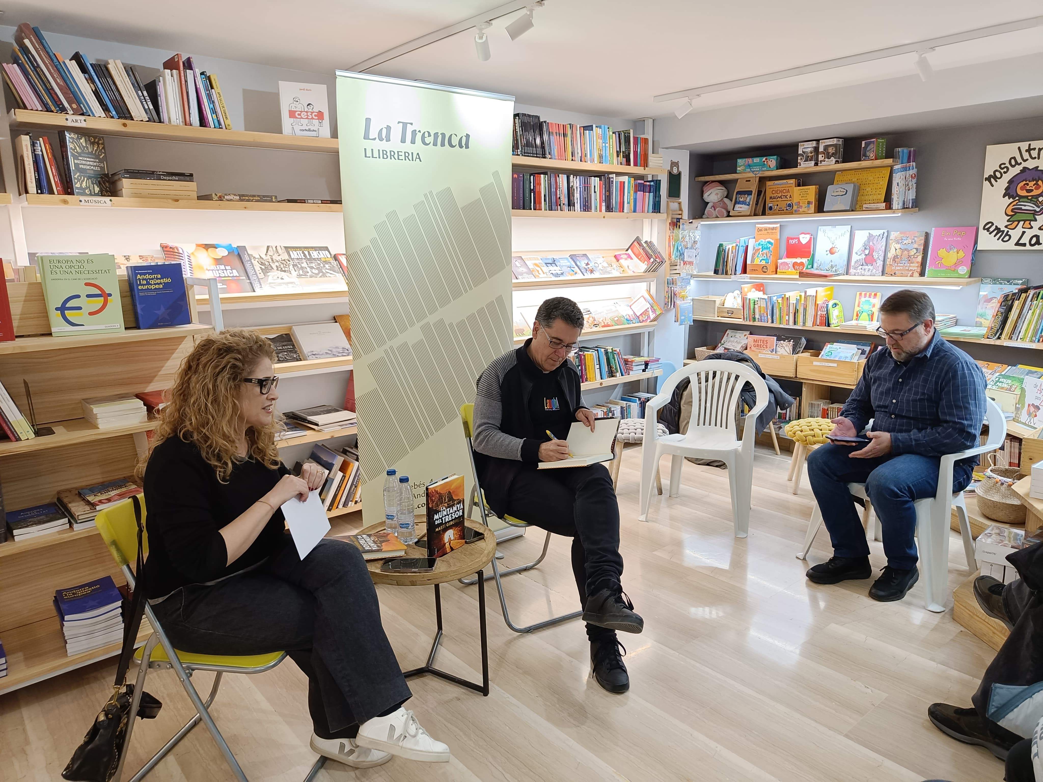 Martí Gironell signant un llibre just a l'inici de la presentació.