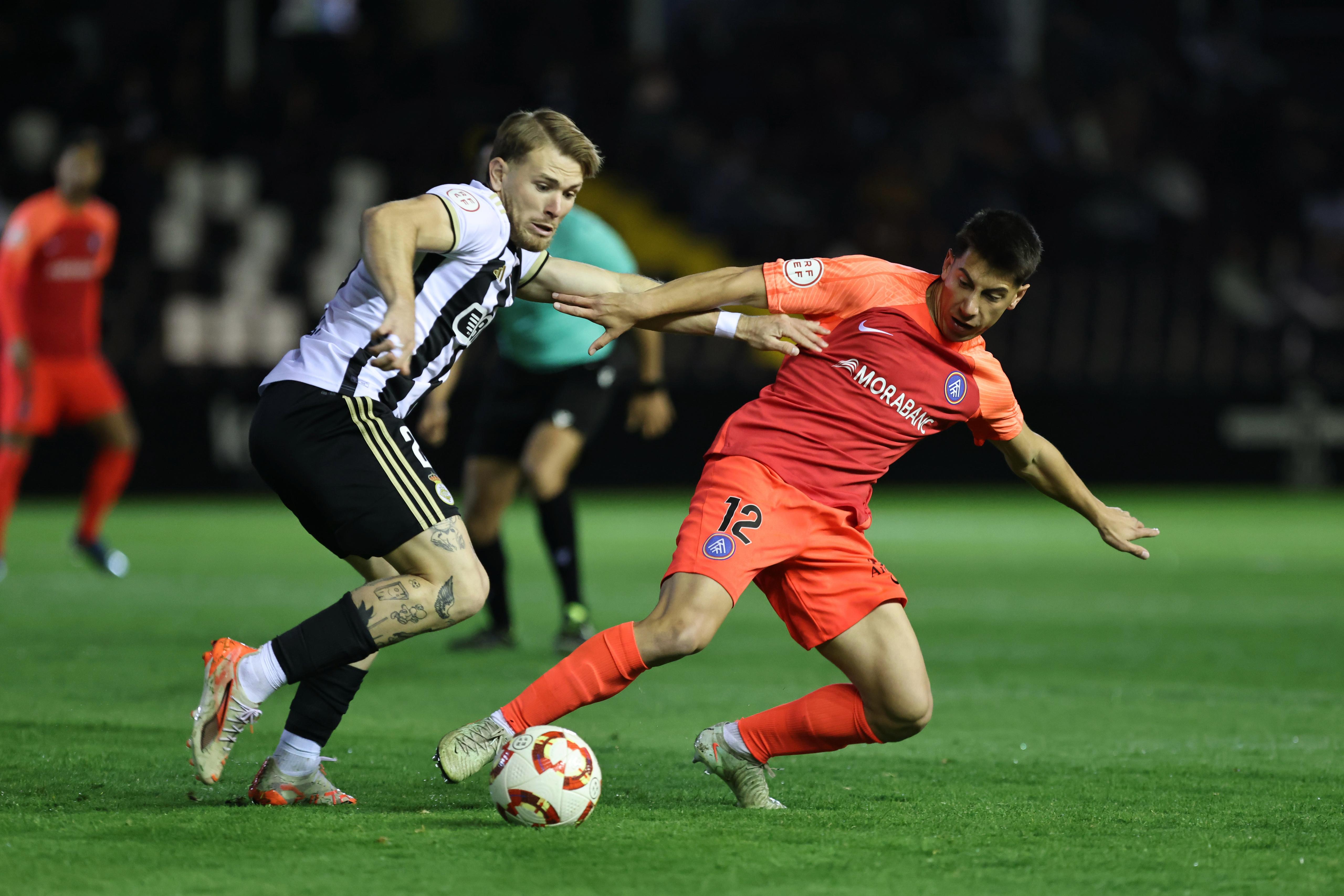 Dani Villahermosa, dels millors jugadors del partit, lluitant una pilota al mig del camp.