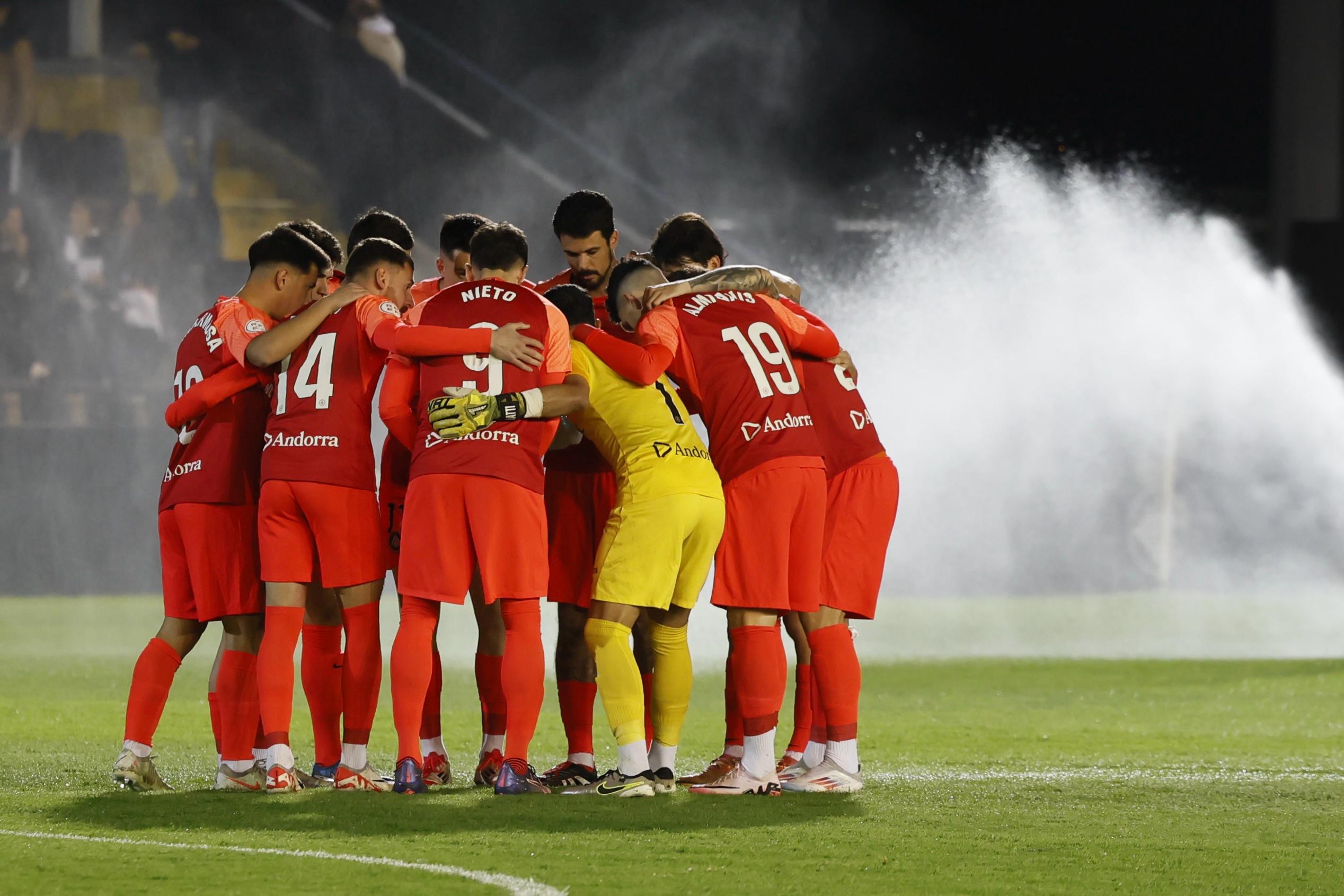 El conjunt tricolor, conjurant-se davant el fred de la localitat d'Irun.
