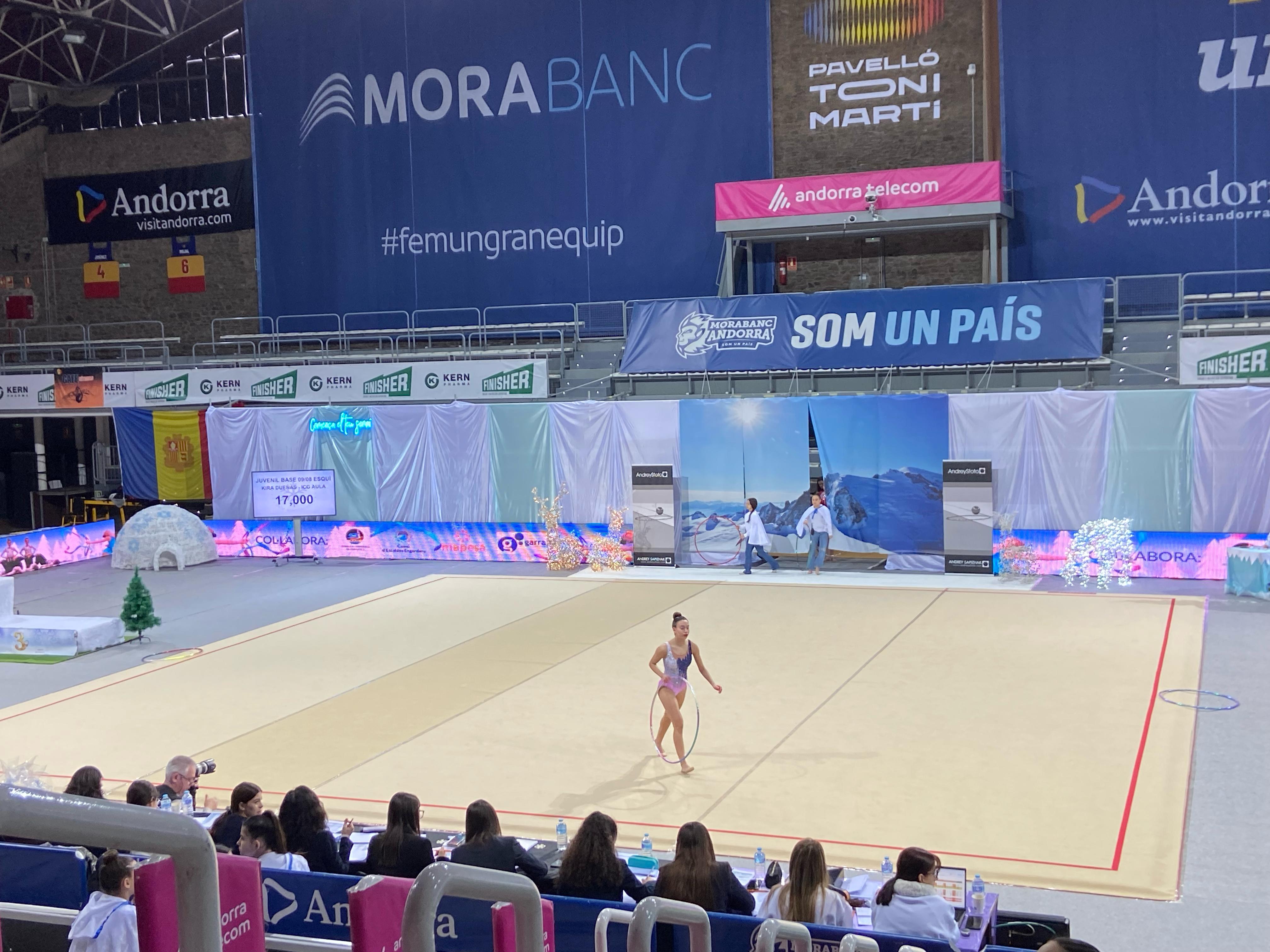 Les gimnastes han competit amb cèrcol. Les gimnastes han competit amb cèrcol.