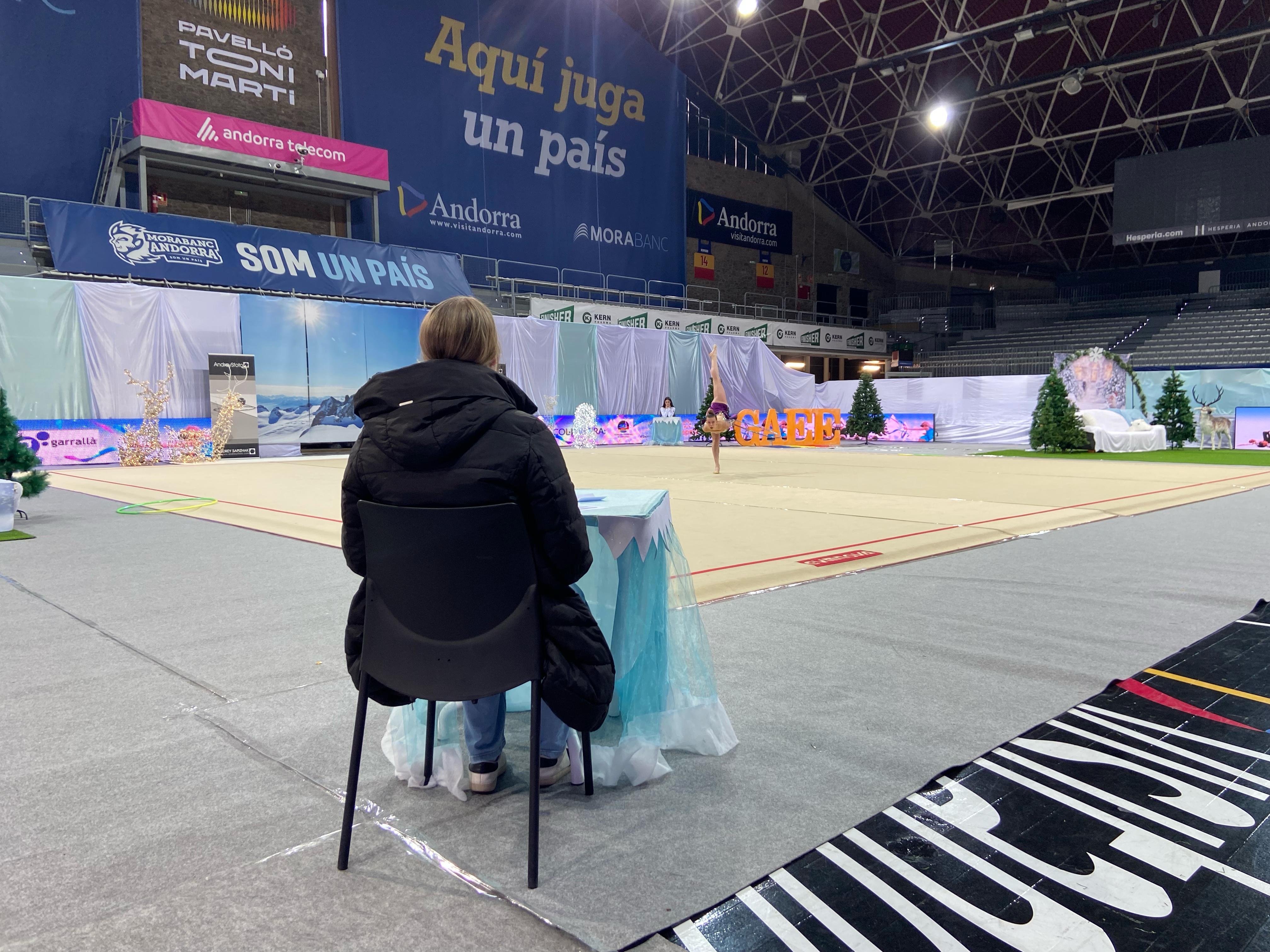 Una jutgessa, examinant una actuació individual. Una jutgessa, examinant una actuació individual.