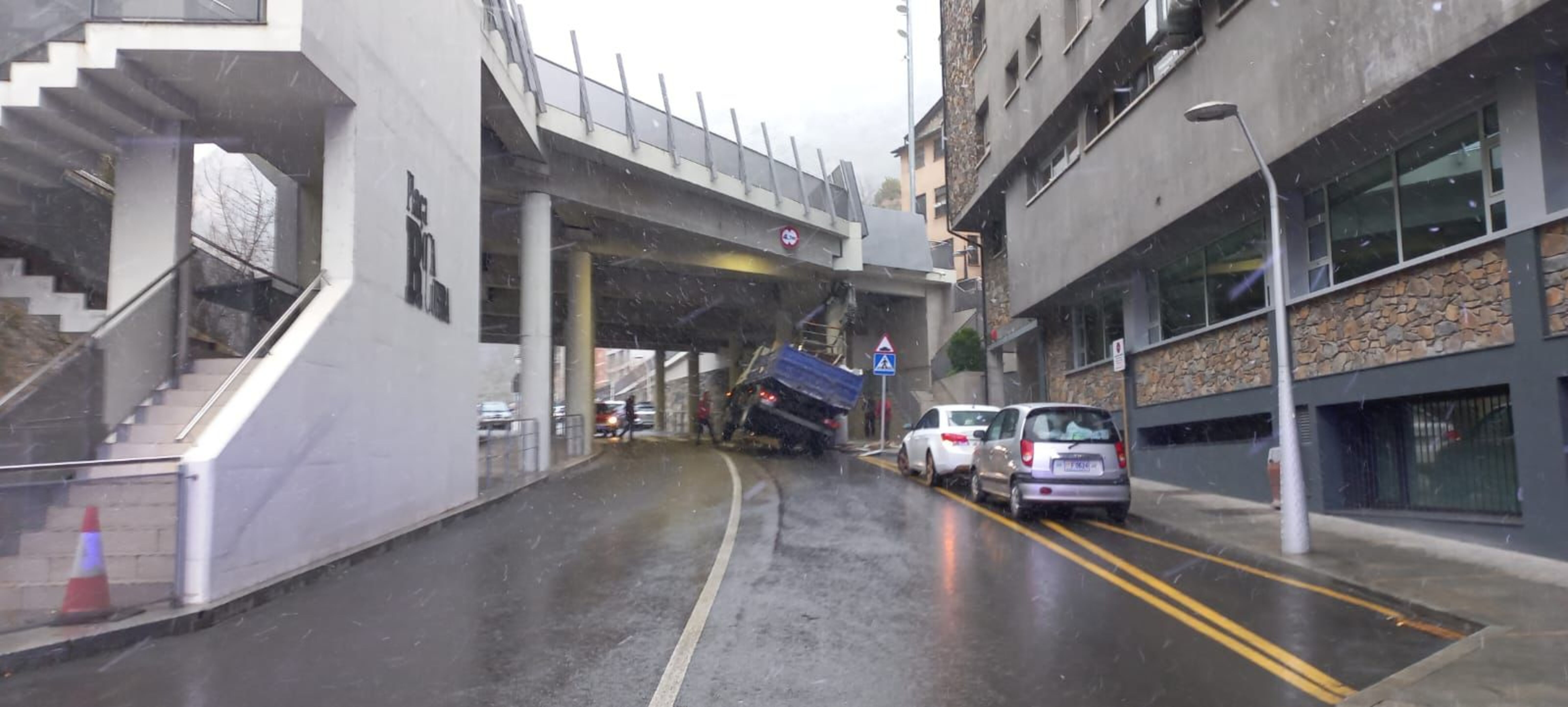 El camió basculant després de quedar enganxat sota la plaça.