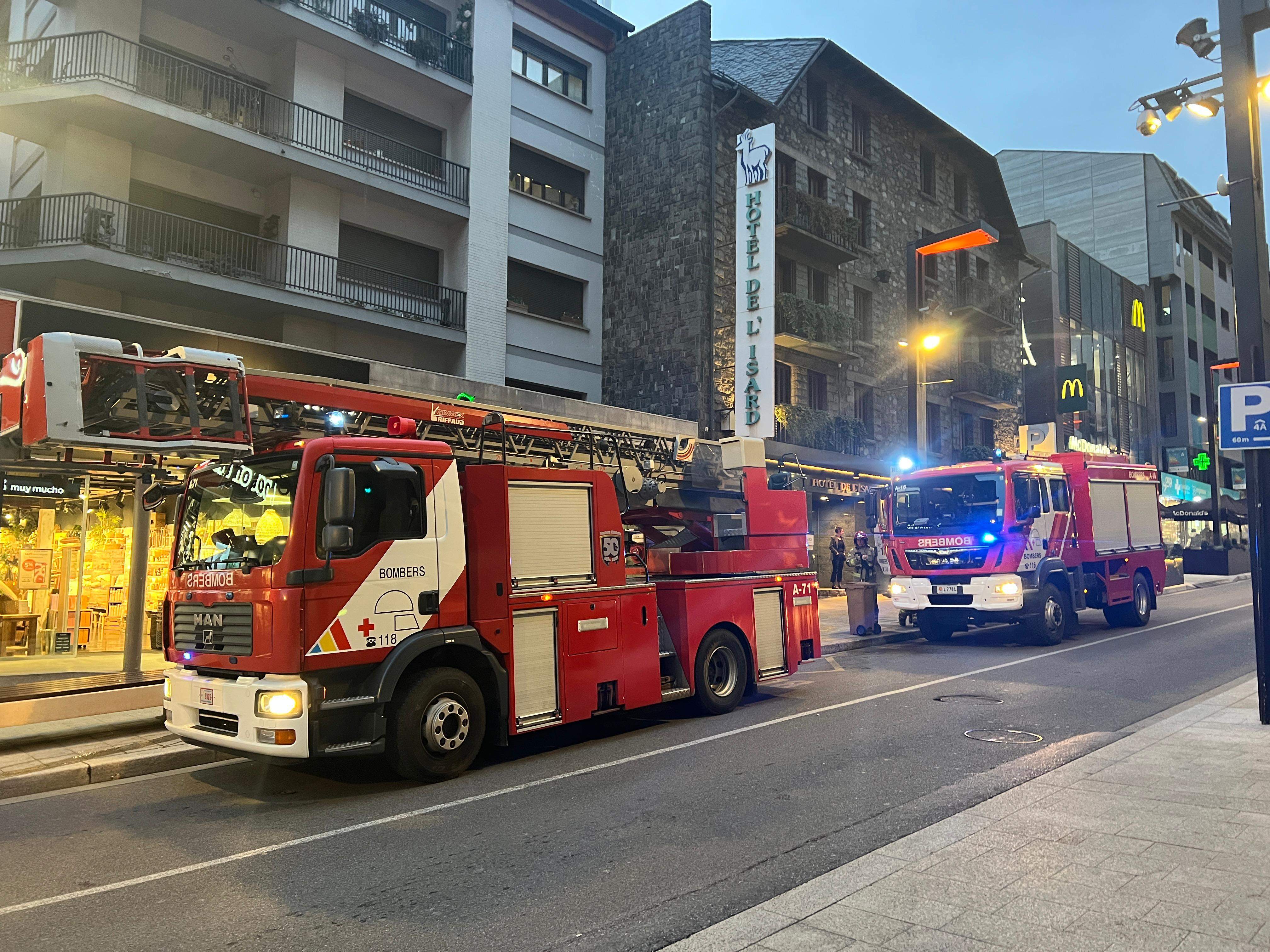Els bombers durant la seva actuació en un edifici de l'avinguda Meritxell aquest dissabte.