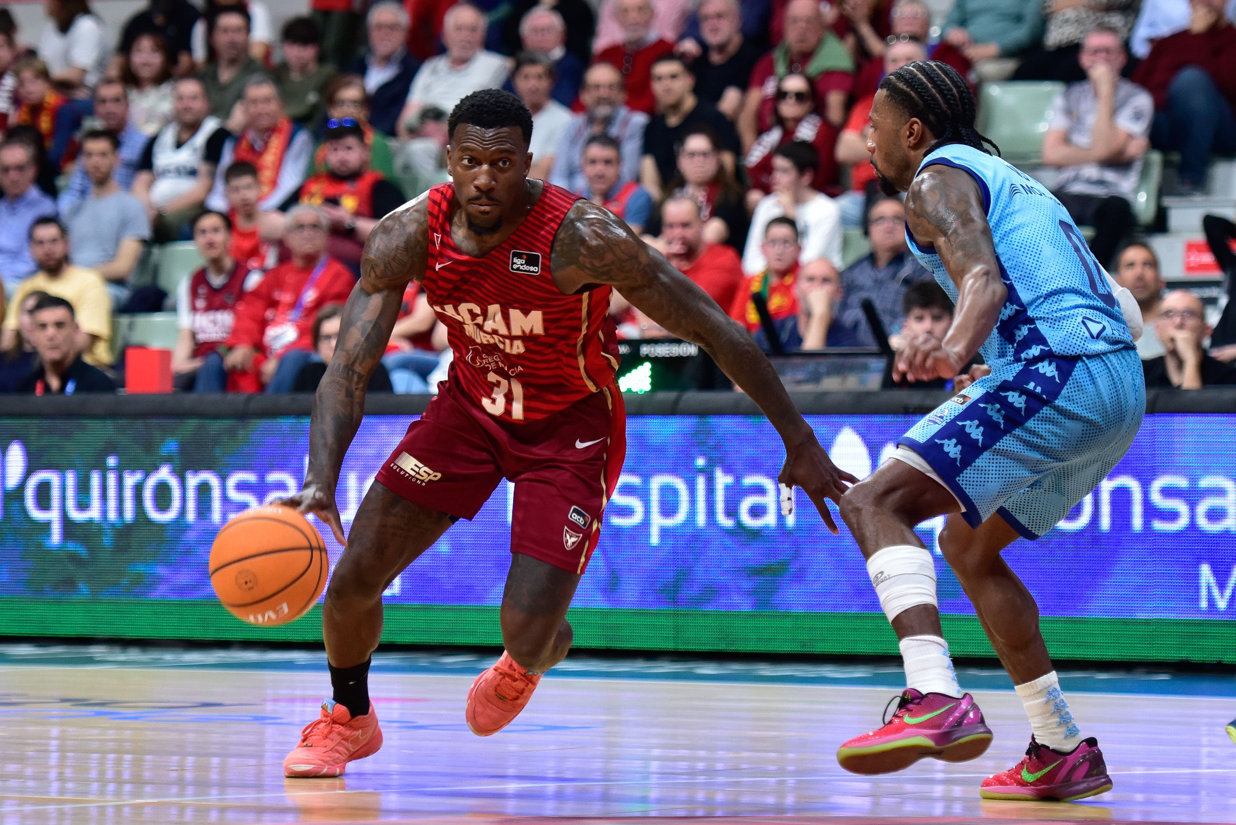 L'extricolor Dylan Ennis, defensat per Shannon Evans. 