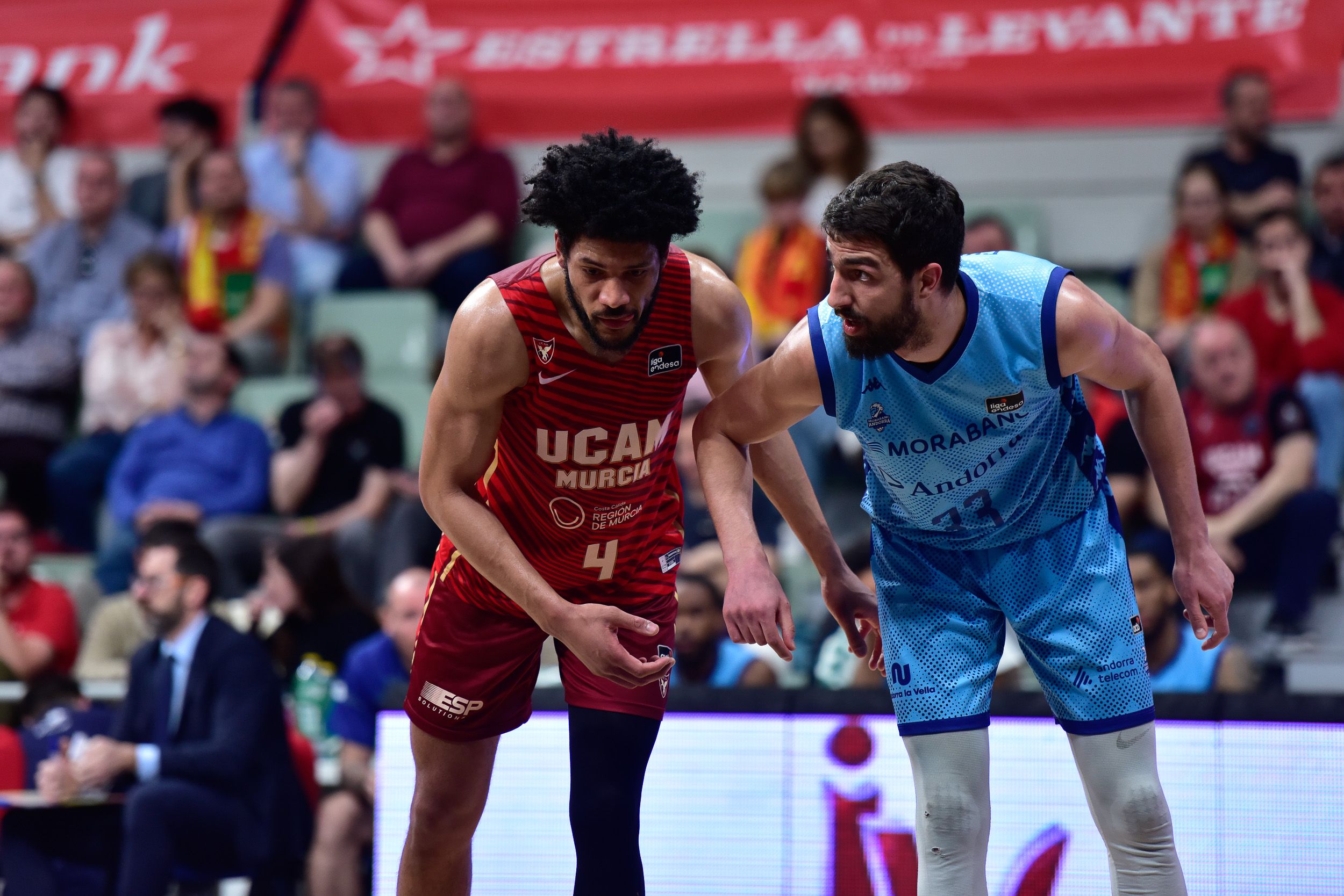 El grec Nikos Chougkaz i Gates, pendents del rebot. 