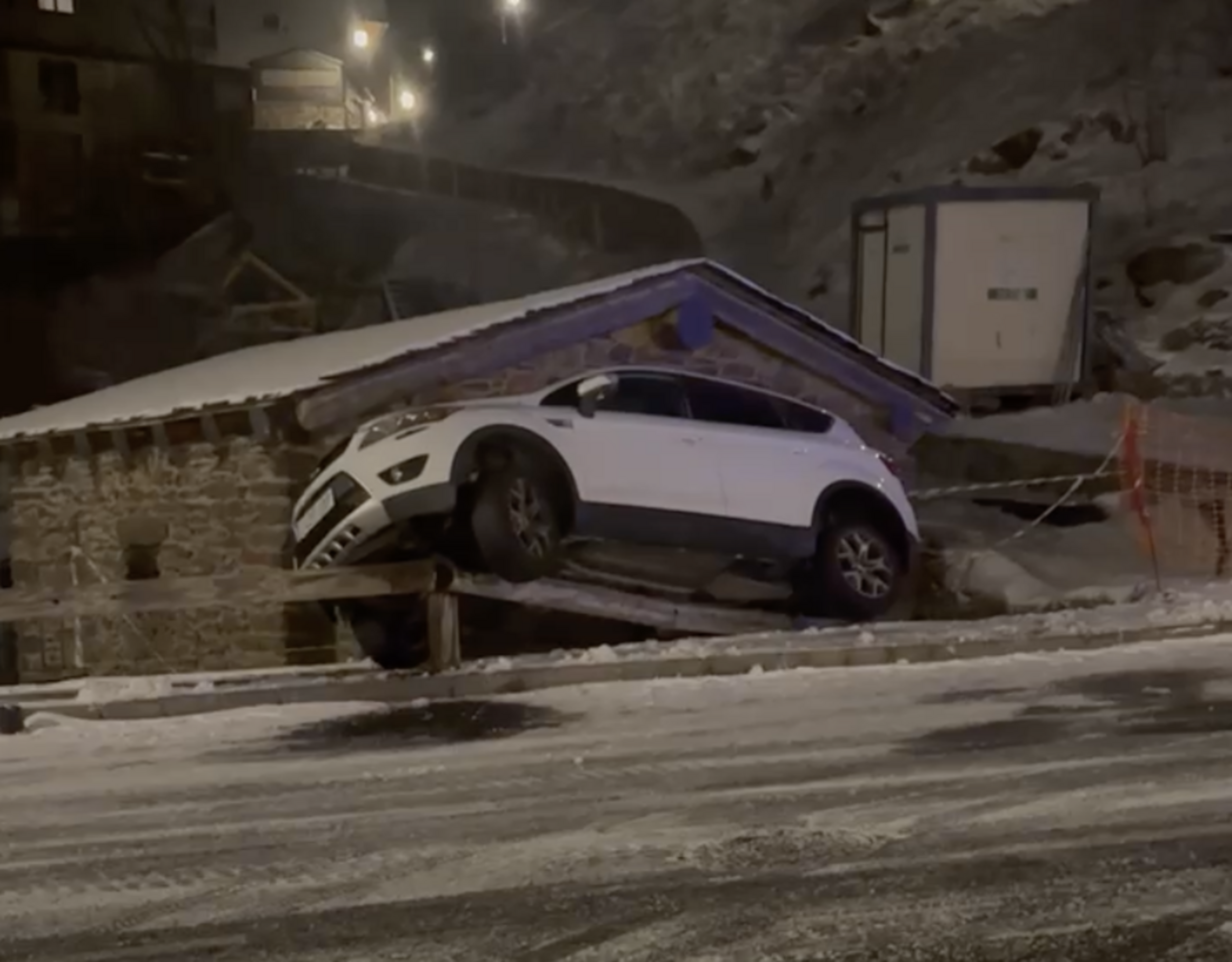 L'accident va passar poc després de 2/4 d'11 de la nit d'aquest dissabte.