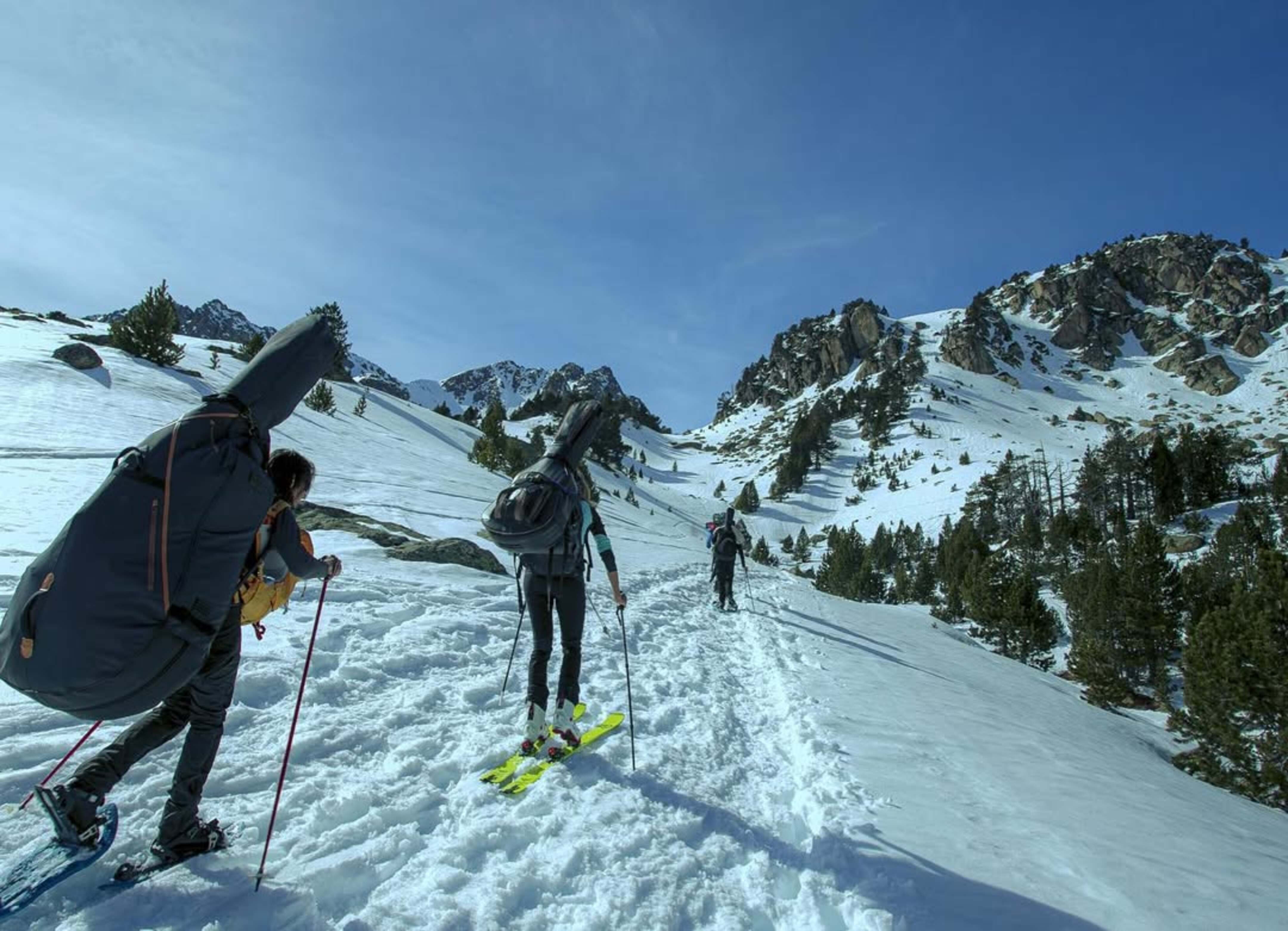 Els integrants del projecte pujant cap al refugi Llauset, al Pirineu aragonès.