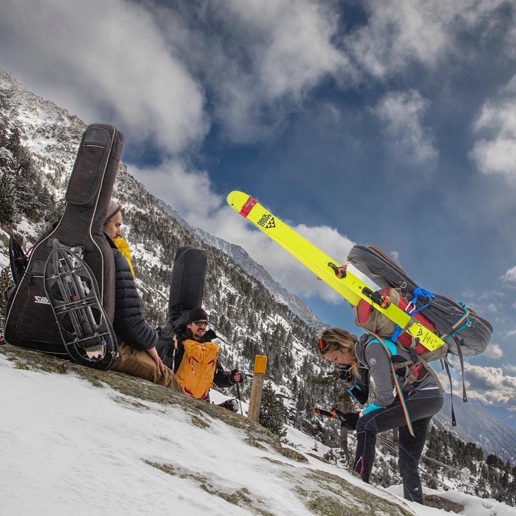 “Espereu un segon , que em fa una mica de mal d’esquena “ Som portejadors de música—————“ Esperad , que me duele un poco la Espalda” Somos porteadores de música#portejadors #porters @besiberri.esports @blackcrows skis