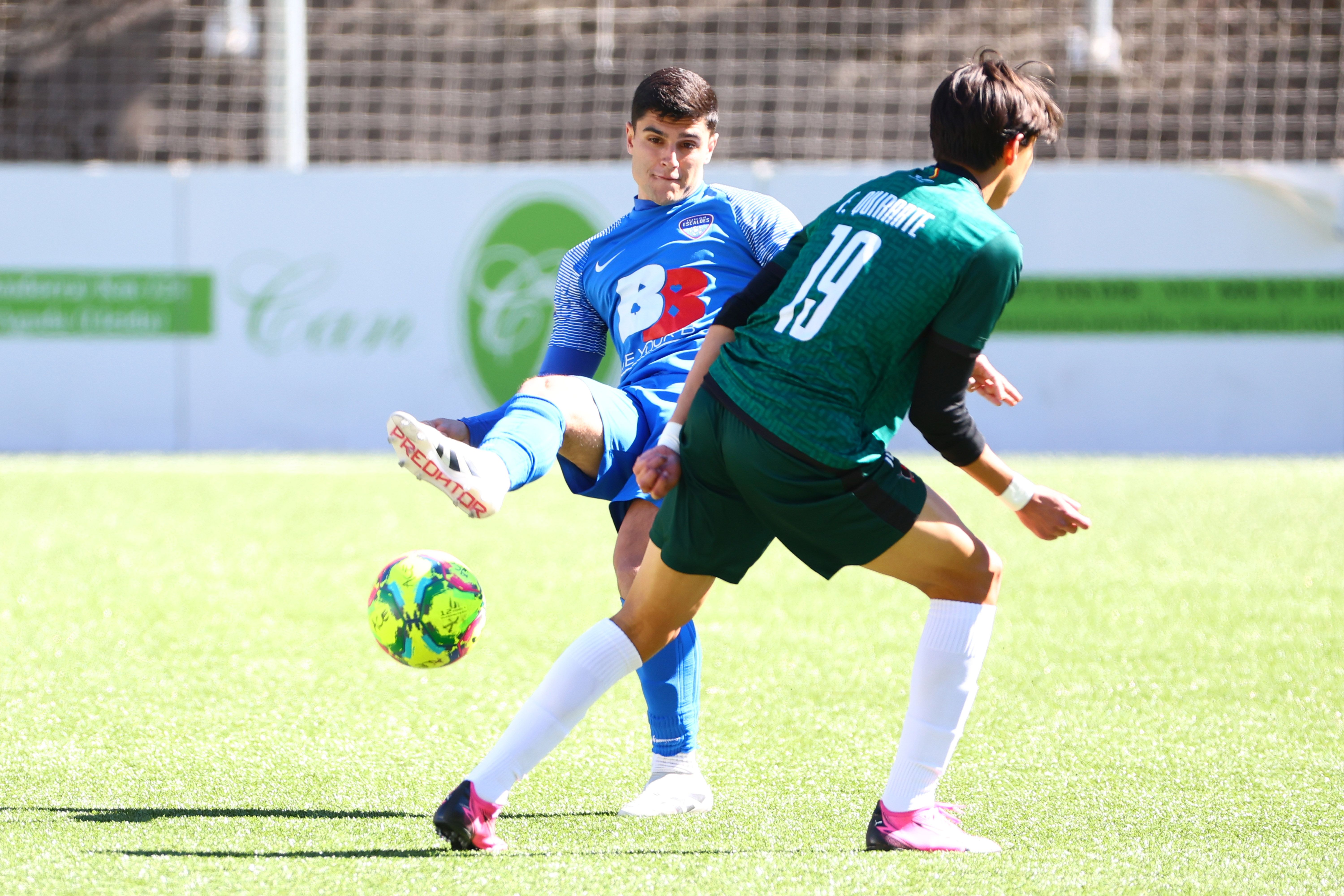 L'Atlètic Escaldes s'ha fet amb el triomf per la mínima contra la Penya. L'Atlètic Escaldes s'ha fet amb el triomf per la mínima contra la Penya.